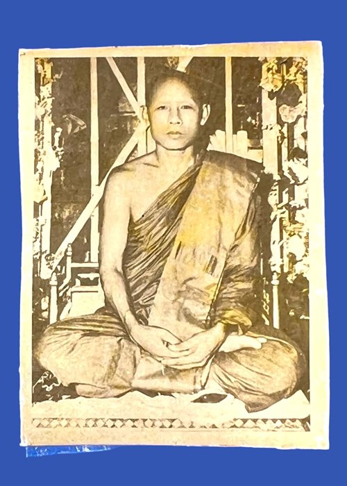 รูปถ่ายท่านพ่อลี วัดอโศการาม สมุทรปราการ ขนาด 1.5" ภาพมีปรอทเก่า หลังยันต์ดวงรางๆ ไม่ระบุปี