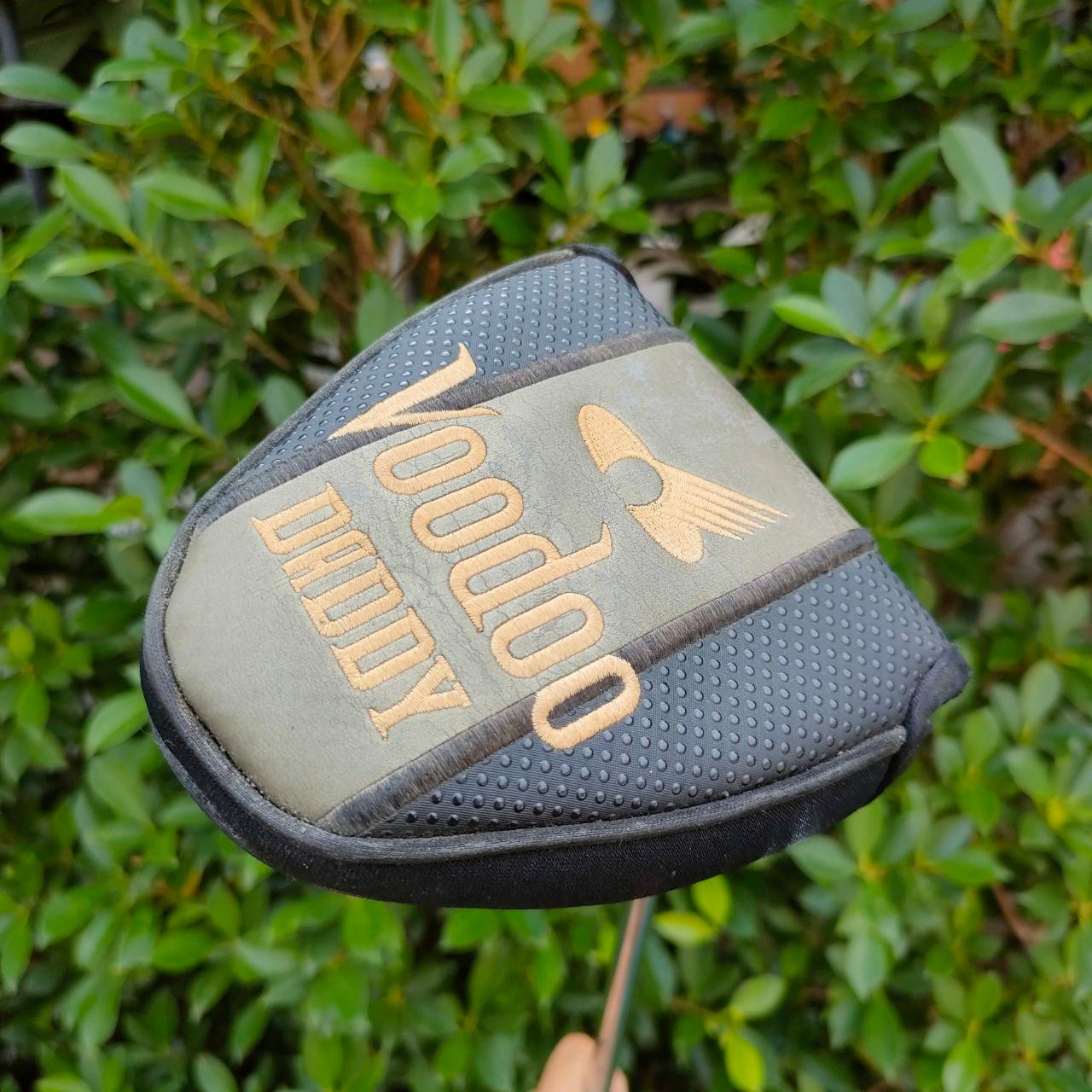 PUTTER VOODOO DADDY ความยาว 34 นิ้ว ก้าน VOODOO กริพ Golf pride กัปตันอเมริกา COVER เดิมๆ สวย รุ่นนี้นิยมมากๆดังสุดๆ ด้วยรูปทรงชดเชยสูง และหน้าไม้ มีถ่วงบล๊านซ์สองจุด ทำให้พัตต์ตรงมาก เส้นเล็งยาว พัตต์ง่ายครับ สุด!!!