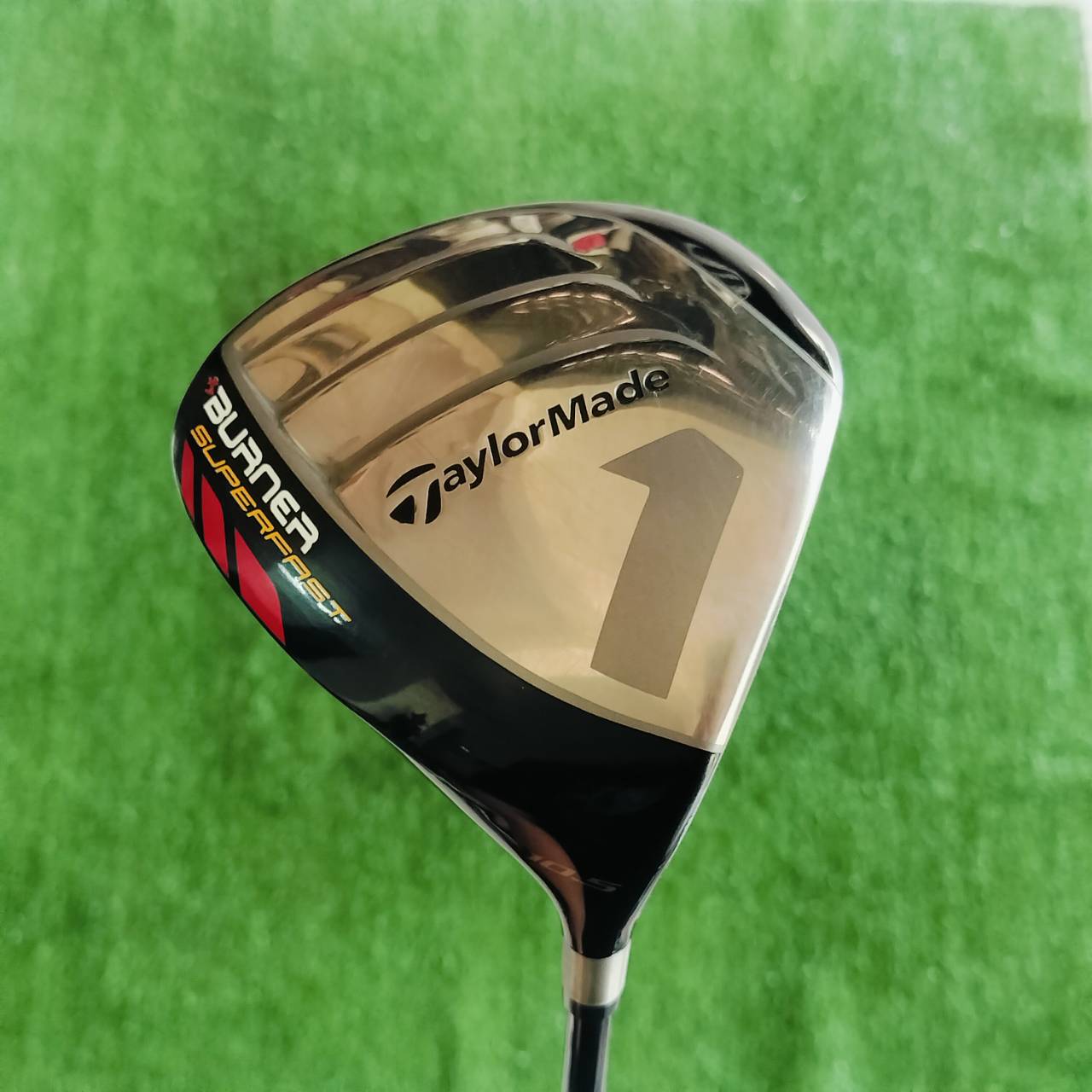 DRIVER TAYLORMADE BURNER SUPERFAST องศา 10.5 ก้าน BURNER SUPERFAST FLEX R กระดองเคฟล่า และส่วนด้านหลังยื่นออกไปมาก ทำให้จุด CG อยู่ต้ำและลึกมาก ไม้กอล์ฟพรีเมี่ยมมือสอง ของแท้ By NakaraLuxurious