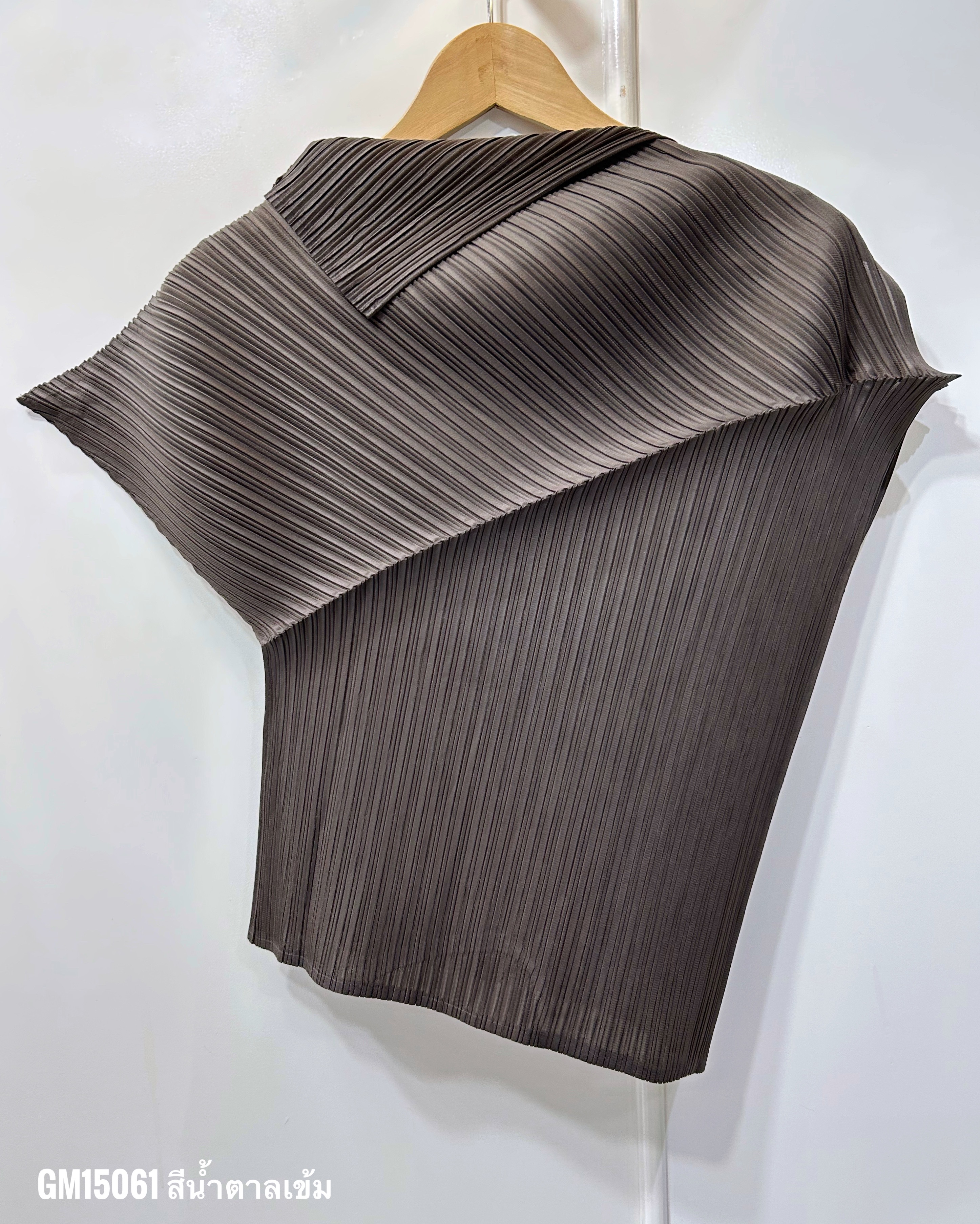 อกถึง 40 นิ้ว 2MUAY รุ่น GM15061 เสื้ออัดพลีท FOLD NECK ASYMMETRIC PLEATED TOP 12สี FREE SIZE