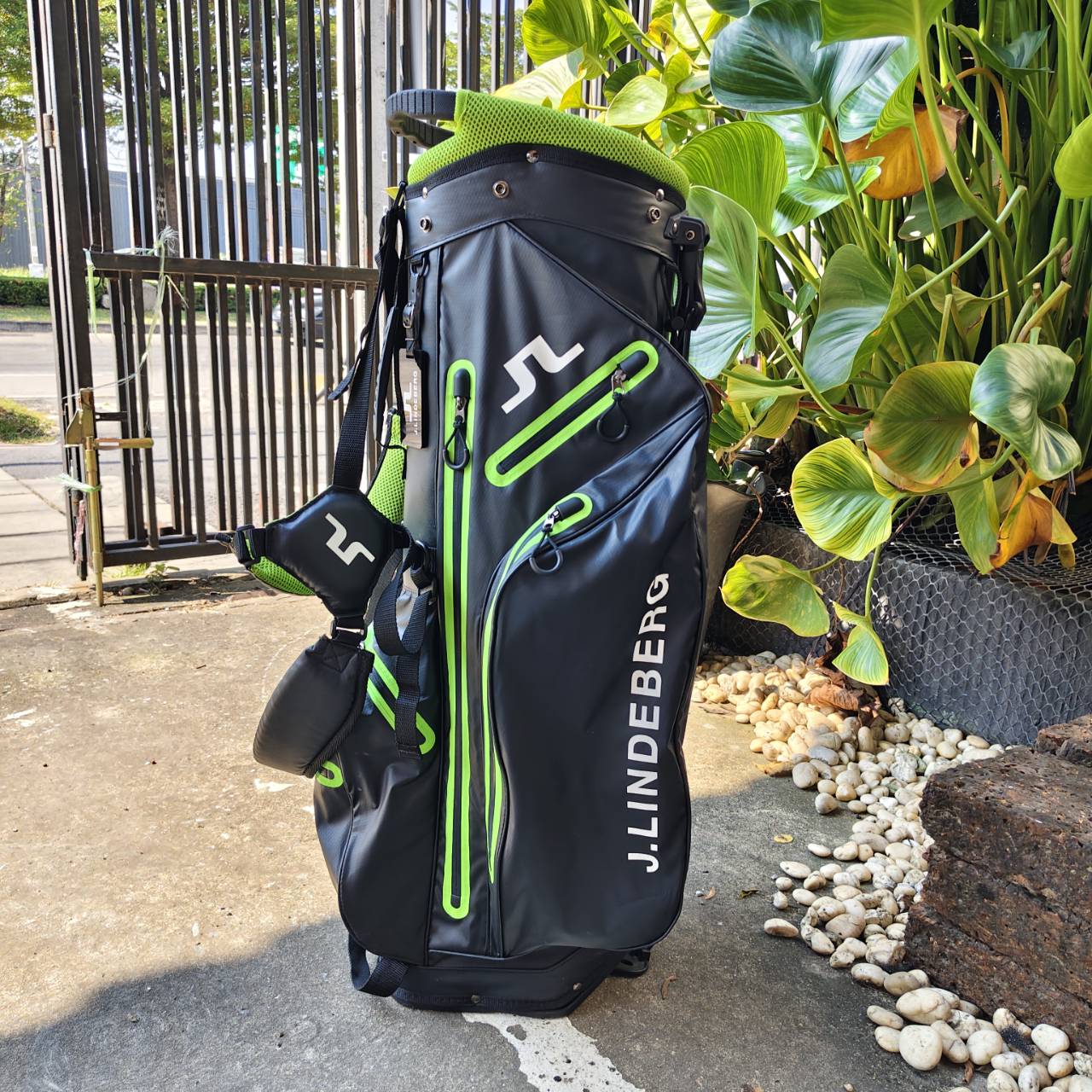 ถุงกอล์ฟขาตั้ง J.Lindeberg ผสานระหว่างสไตล์สแกนดิเนเวียทันสมัยเข้ากับฟังก์ชันการใช้งานระดับพรีเมียม