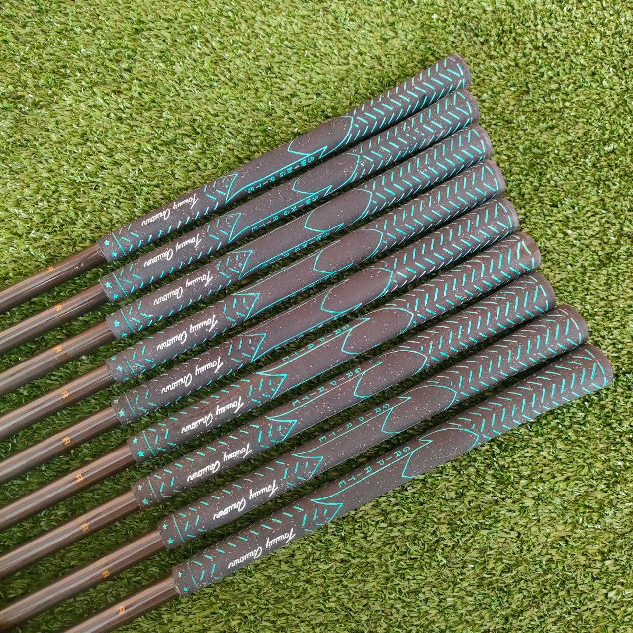 ชุดเหล็ก TOMMY ARMOR 845S SILVER SCOT ของใหม่!! มีเหล็ก 3-9 เเละ PW SW ก้าน G-FORCE FLEX R เป็นนวัตกรรมใหม่เอกสิทธิ์ PAT PEN ใบไม่ใหญ่มาก แต่ตีแล้วง่ายแบบสุด!! ไม้กอล์ฟมือหนึ่ง ของแท้ BY NakaraLuxurious