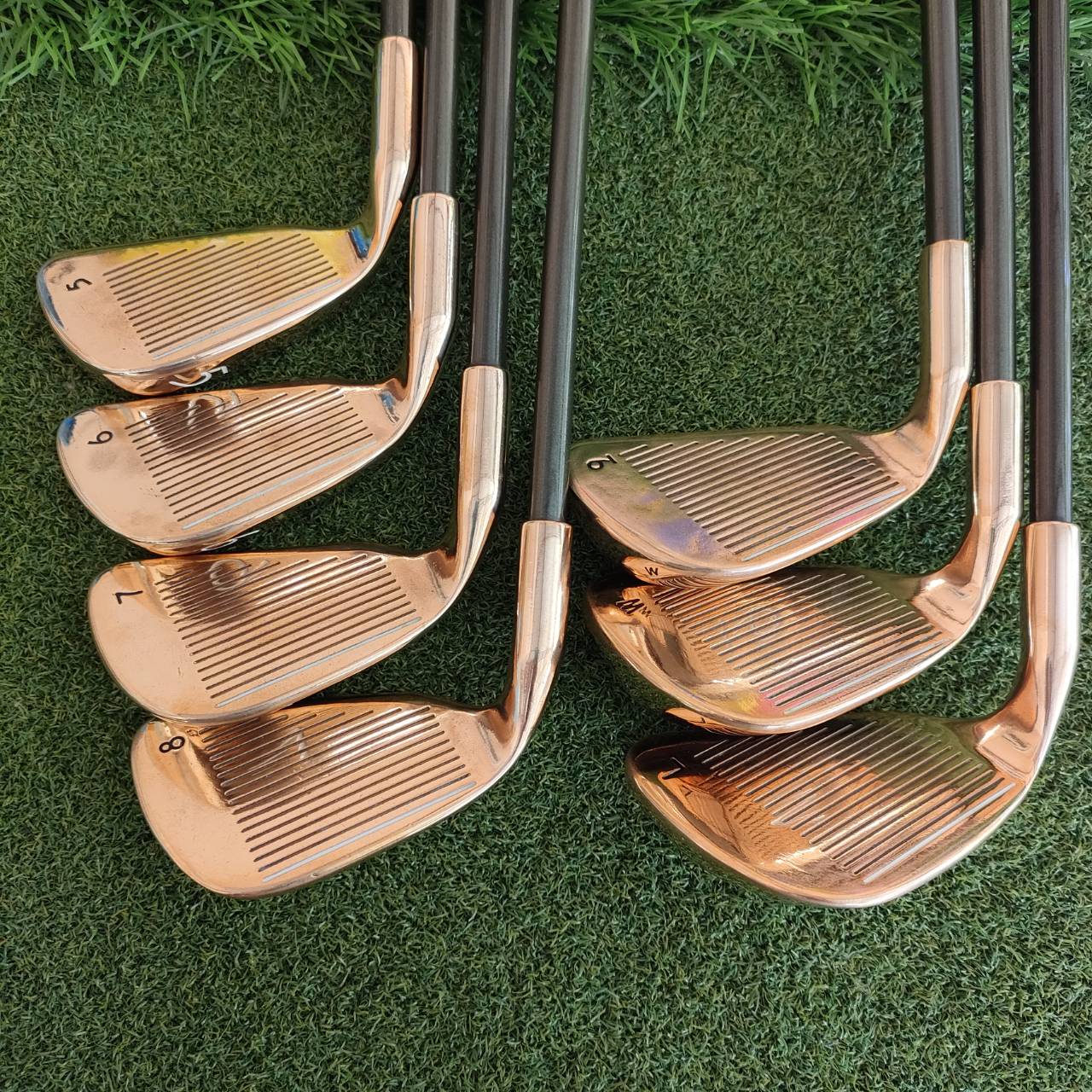 ชุดเหล็ก PING EYE 2 สุดยอดวัสดุ Beryllium copper ร่องหน้าไม้รุ่นนี้เป็นร่อง U ทำให้ สปินสูงจัด ตีง่าย ตรง ไกลมาก วัสดุนี้หาชุดเทียบยากครับ