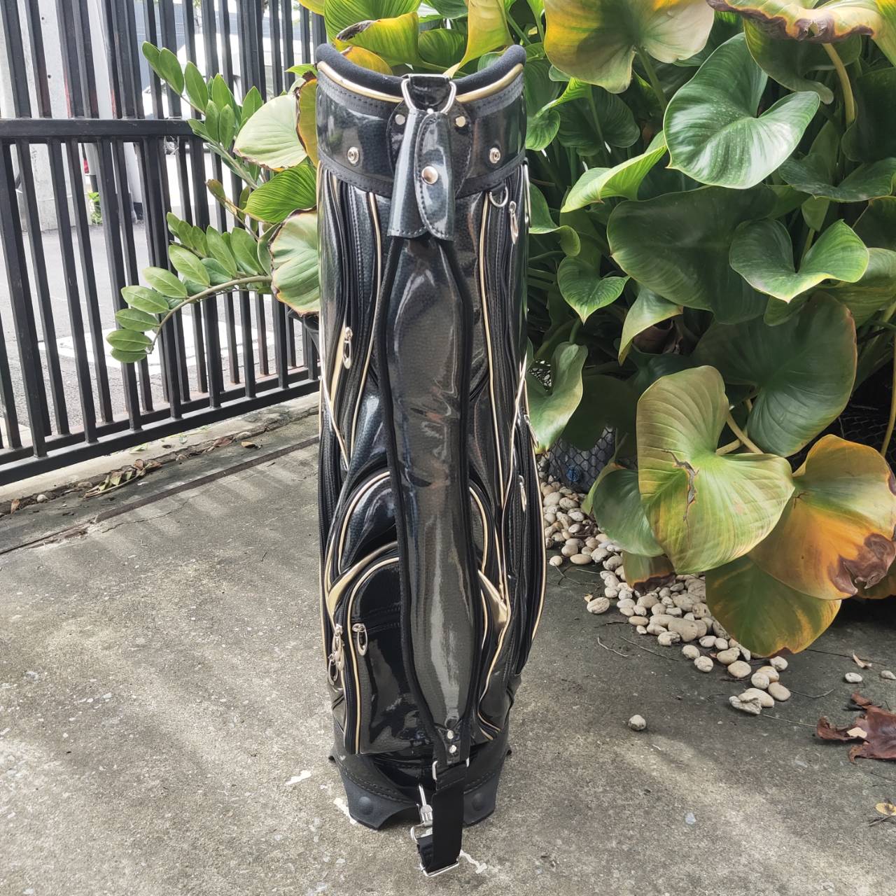 ถุงกอล์ฟ SCG มือสอง ใช้น้อยมากๆ ถุงหนังแก้ว สวยหรูหรา ดูดีมากค่ะ เป็นถุง TOUR ใบใหญ่ ใส่ของได้จุกๆ