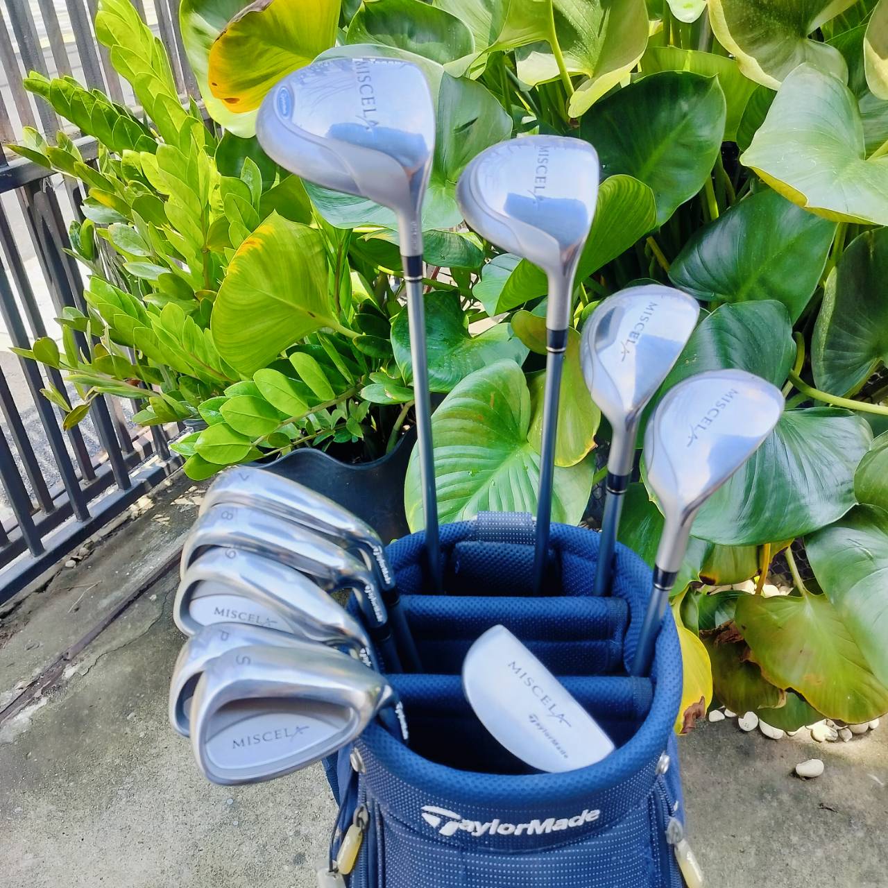 🏌️♀️ไม้กอล์ฟสำหรับผู้หญิง 🏌️♀️ ** ถุงกอล์ฟมีตำหนิ มีรูป** . SET TAYLORMADE MISCELA เป็นก้านเบาพรีเมี่ยมจริงๆ หัวไม้หัวใหญ่ หน้าเด้ง ตีตรง ไม้ช่วยเพิ่มระยะให้อย่างดี ไม้กอล์ฟพรีเมี่ยมมือสอง ของแท้ By NakaraLuxurious