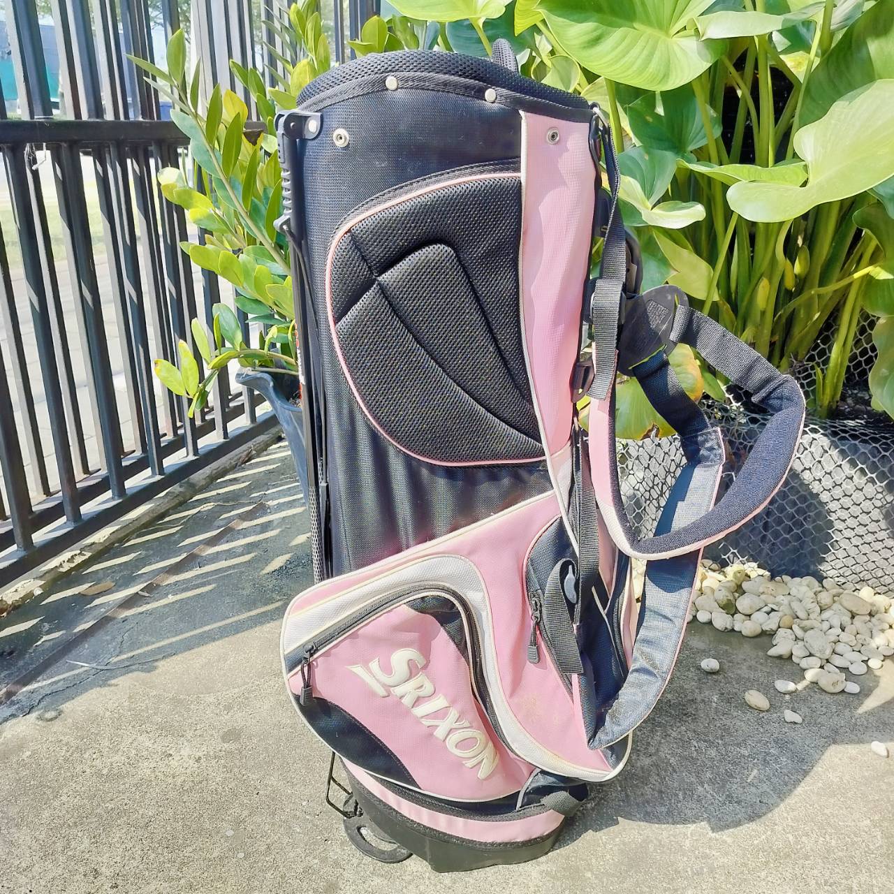 ถุงกอล์ฟ Srixon มือสอง ของแท้ สีมีซีด แต่อุกปรณ์ทุกอย่างแข็งแรง ใช้งานได้ดีมากค่ะ
