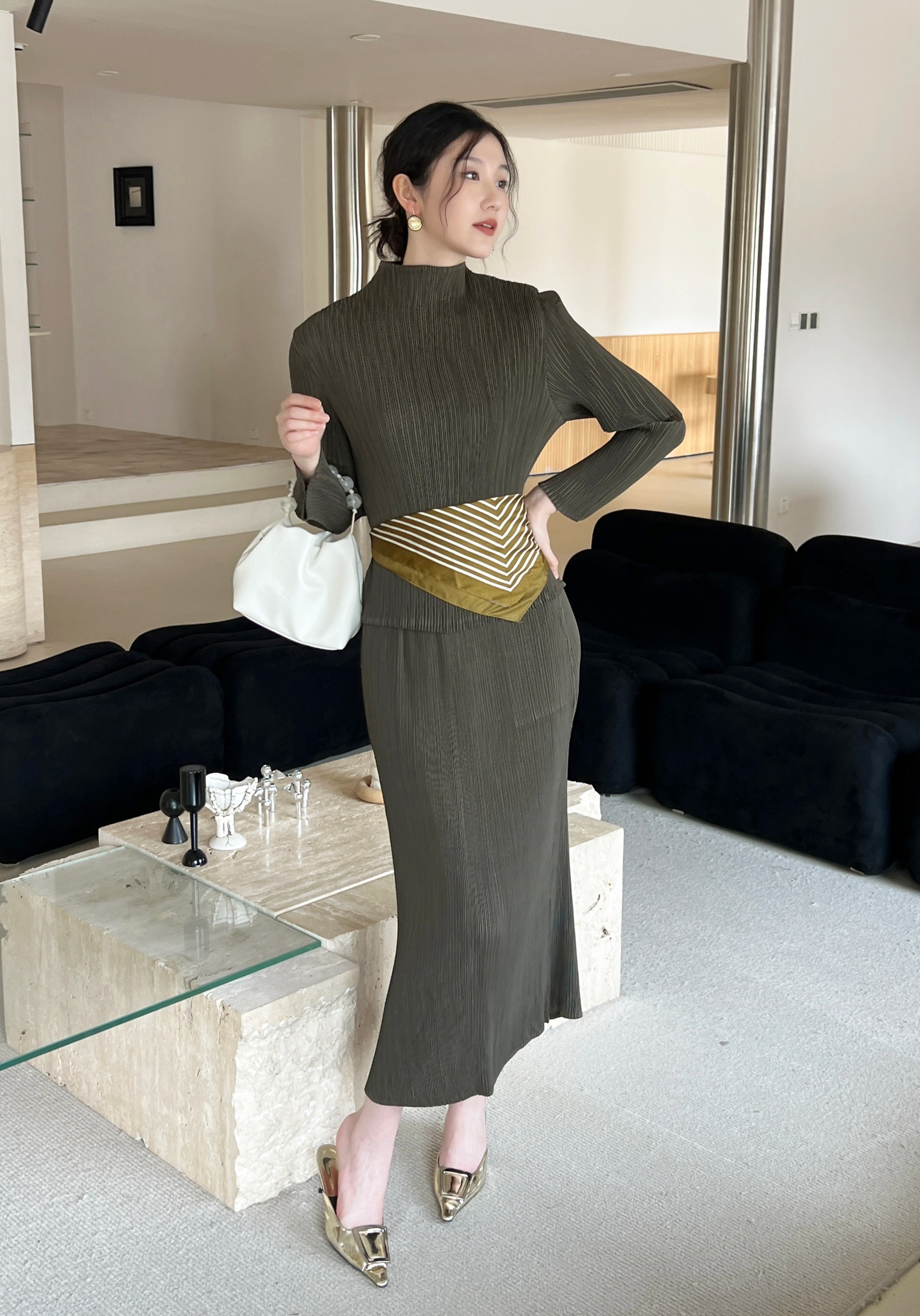 ปรับราคาลง20%!! 2MUAY รุ่น GJO11032/ GJO11044 เซ็ตพลีทผ้าแมตต์ HIGHNECK LONGSLEEVE TOP WITH PENCIL SKIRT PLEATED SET 10 สี FREE SIZE