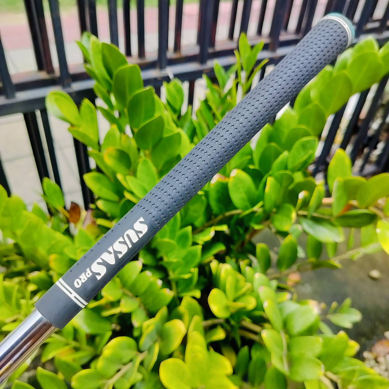 ชุดเหล็กหน้าเด้ง HONMA LB515 ก้านเหล็กเบาแค่ 85 กรัม พรีเมี่ยม ทำให้เร่งสปีดได้เร็วขึ้น โดยที่ยังคง ความแม่นยำของก้านเหล็กอยู่ บวกกับหน้าสัมผัสพิเศษสุดเด้ง!!! แผ่นไทเทเนี่ยมอีกชั้นที่หน้าไม้ ไม้กอล์ฟพรีเมี่ยมมือสองญี่ปุ่น ของแท้ By NakaraLuxurious