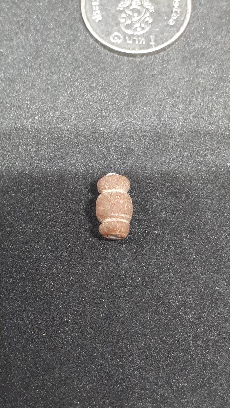 ลูกปัด แก้ว โบราณ สีอิฐ ทรงทุ่น