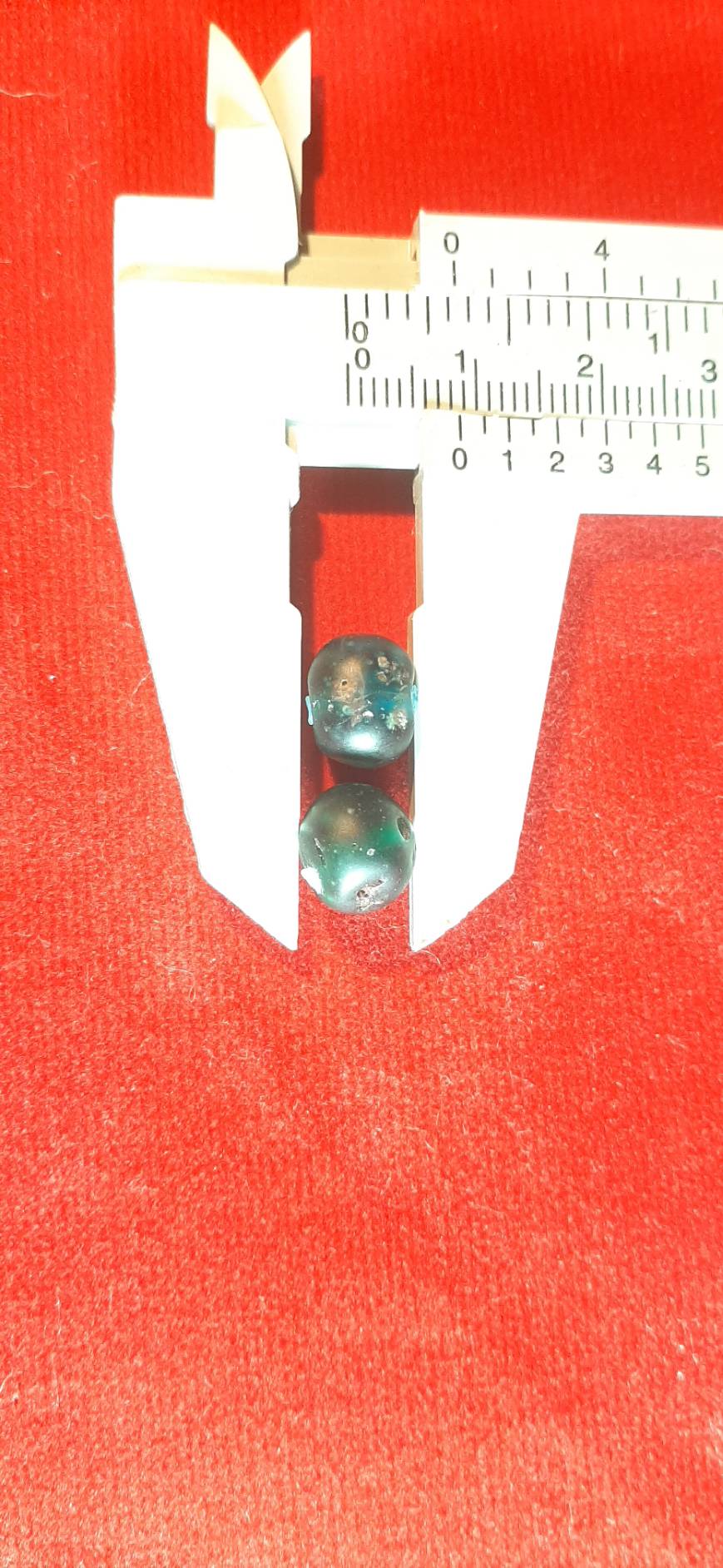 ลูกปัด แก้ว โบราณ สีเขียว มรกต 1 คู่