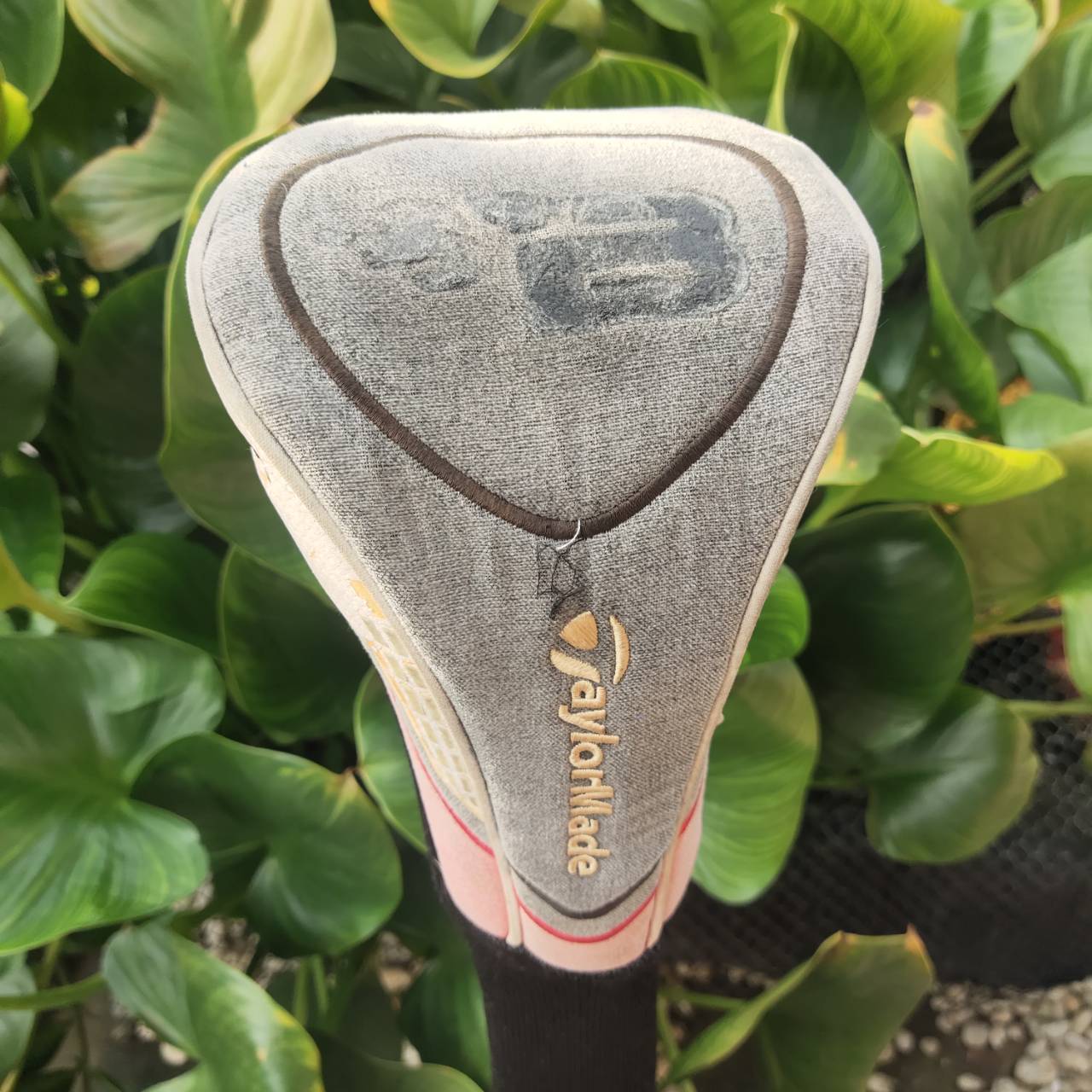 DRIVER TAYLORMADE TOUR BURNER หัวสามเหลี่ยมทางด้านหลัง ทำให้ MOI สูงมาก ตีทั้งไกล และตรง เสียงหวานจัด