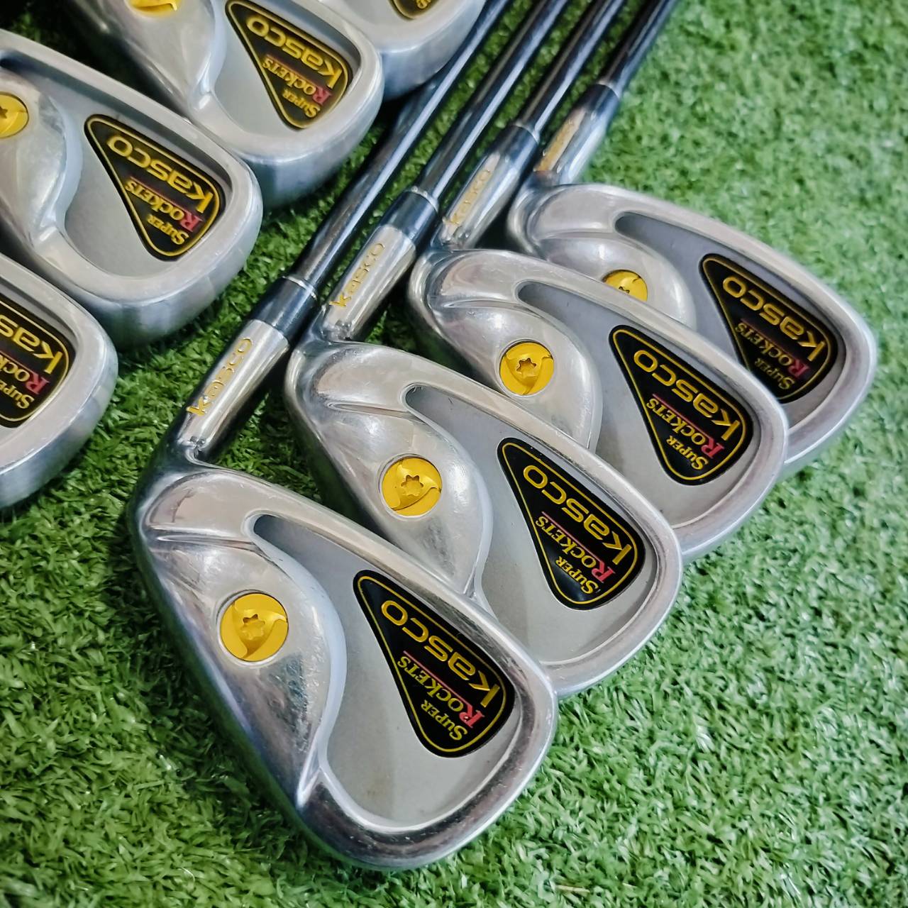ชุดเหล็ก KASCO SUPER ROKETS มีเหล็ก 5-9 เเละ PW AW SW ก้าน SUPER ROCKETS FLEX R ก้านเบาแค่ 57 กรัม ในชุดเหล็กถือว่าเบามาก ไม้กอล์ฟพรีเมี่ยมมือสอง ของแท้ By NakaraLuxurious