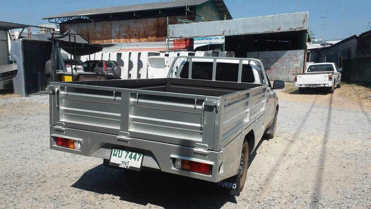 กระบะพื้นเรียบเปิด 3 ด้าน เพิ่มที่เหยียบขึ้น หน้า-หลัง ครับ