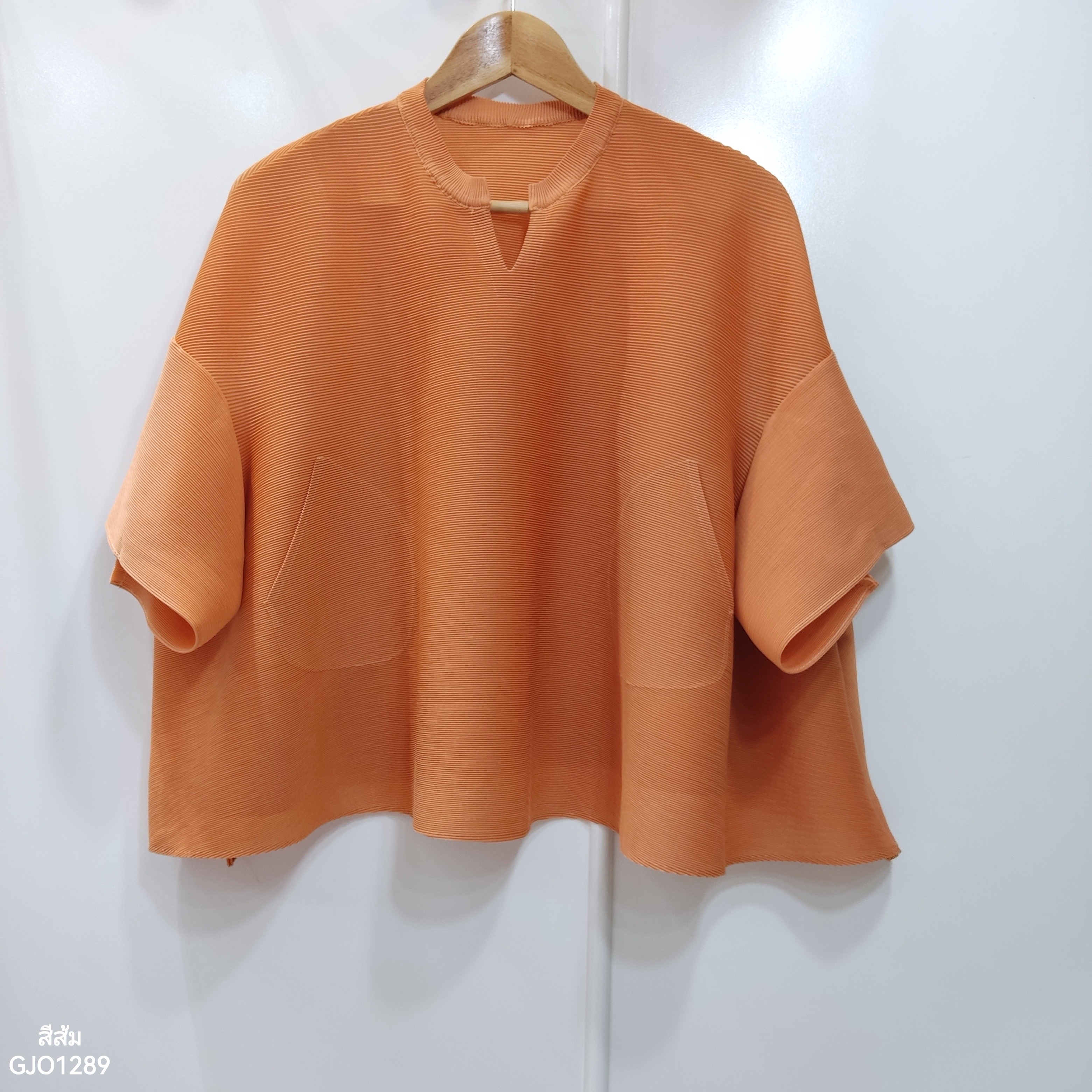 2MUAY รุ่น GJO1289 เสื้อพลีทคุณภาพ OPEN NECK FLARE SLEEVE PLEATED TOP สีดำ FREE SIZE