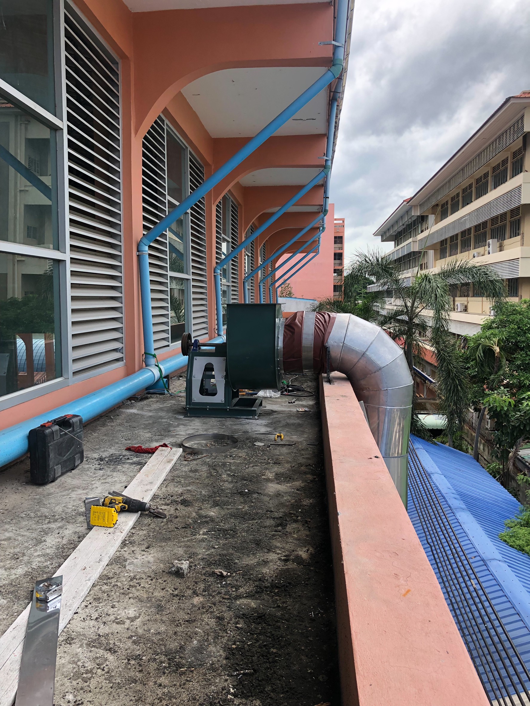 ปล่องดูดควันในโรงอาหาร รร.ฤทธิยะวรรณาลัย(ดอนเมือง)