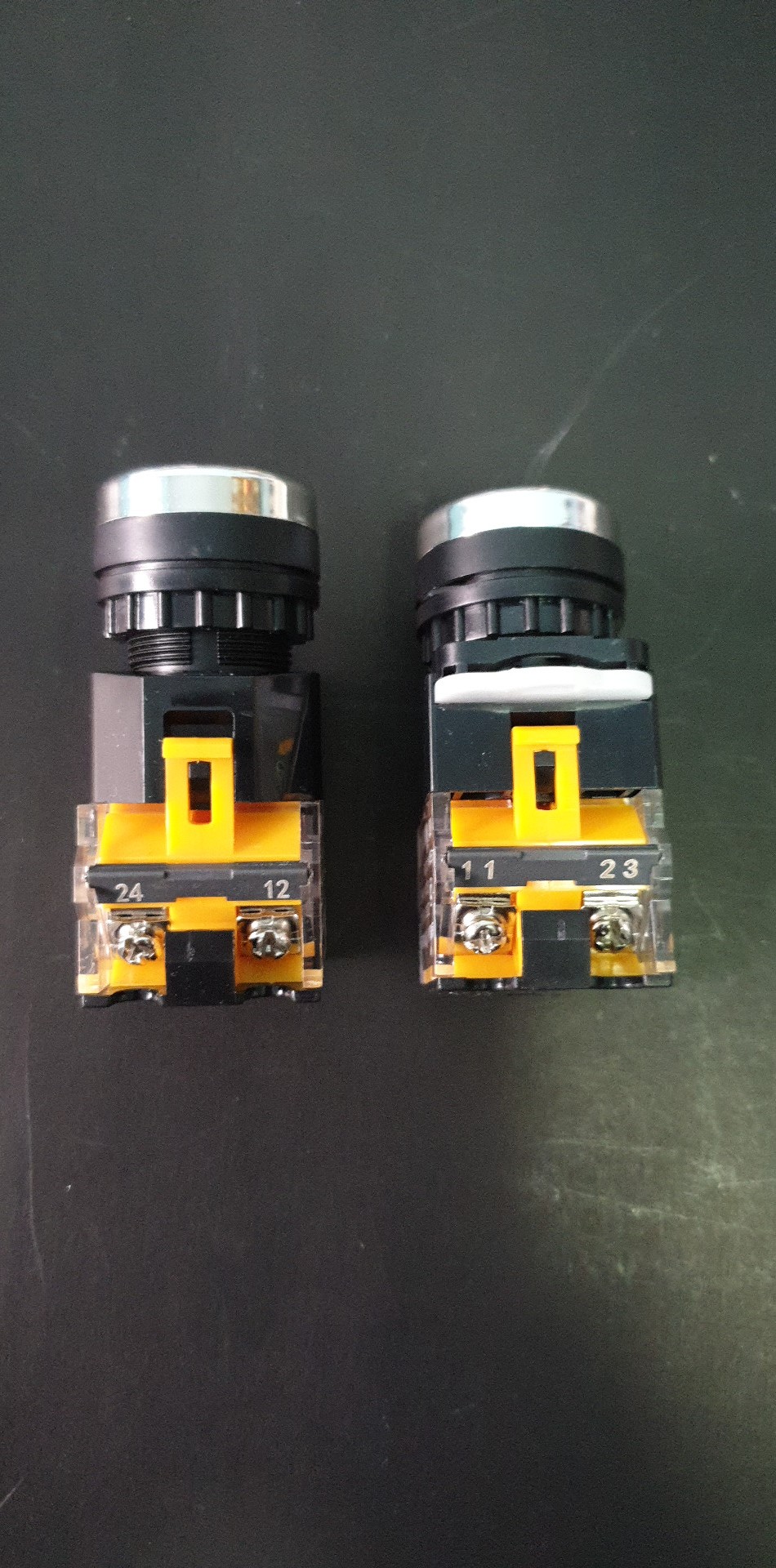 ปุ่มกดสีเหลือง (กดติดปล่อยดับ/กดติดกดดับ) LA38 22mm Flat Head Pushbutton Switch 1NO/1NC ( ไม่มี LED )