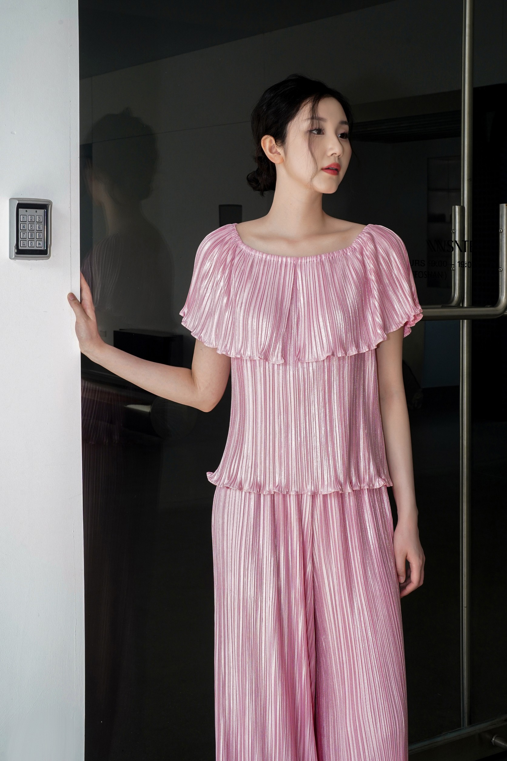 ปรับราคาลง20%!! 2MUAY รุ่น GJO1048-9 เสื้อพลีทคุณภาพ TWO WAY METALLIC PLEATED TOP 4 สี FREE SIZE