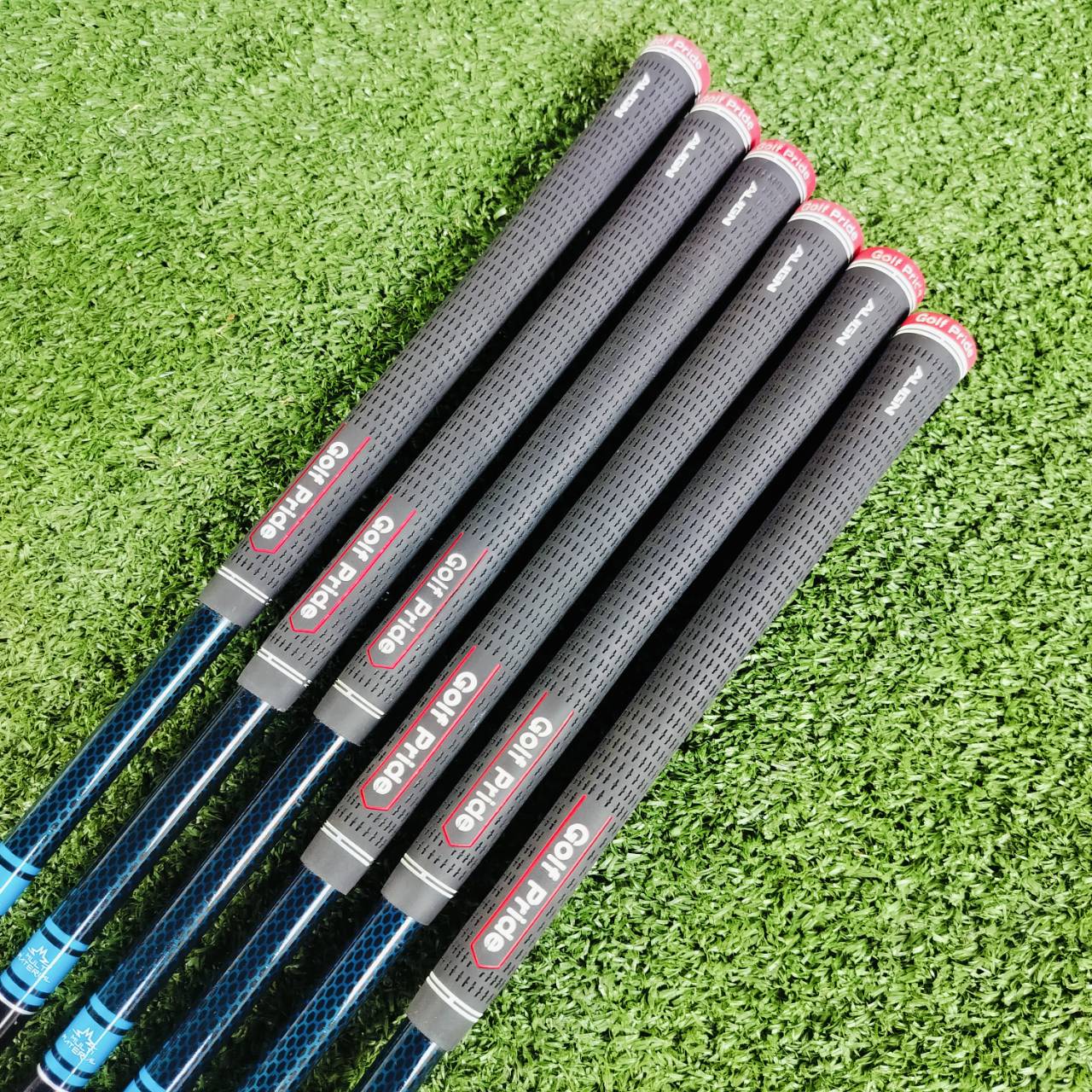 ชุดเหล็ก Taylormade SIM2 MAX ก้าน TENSEI BLUE FLEX R ก้านตัวนี้แพงที่สุดค่ะ ถ้าก้านตัวนี้ ของใหม่อยู่ที่ 43,900 บาทเลยค่ะ มีเหล็ก 5 6 7 8 9 PW . TaylorMade SIM2 Max Irons เหมาะสำหรับนักกอล์ฟที่ต้องการไม้ที่ตีง่าย ชดเชยความผิดพลาดสูง ให้ความรู้สึกนุ่มนวลใน