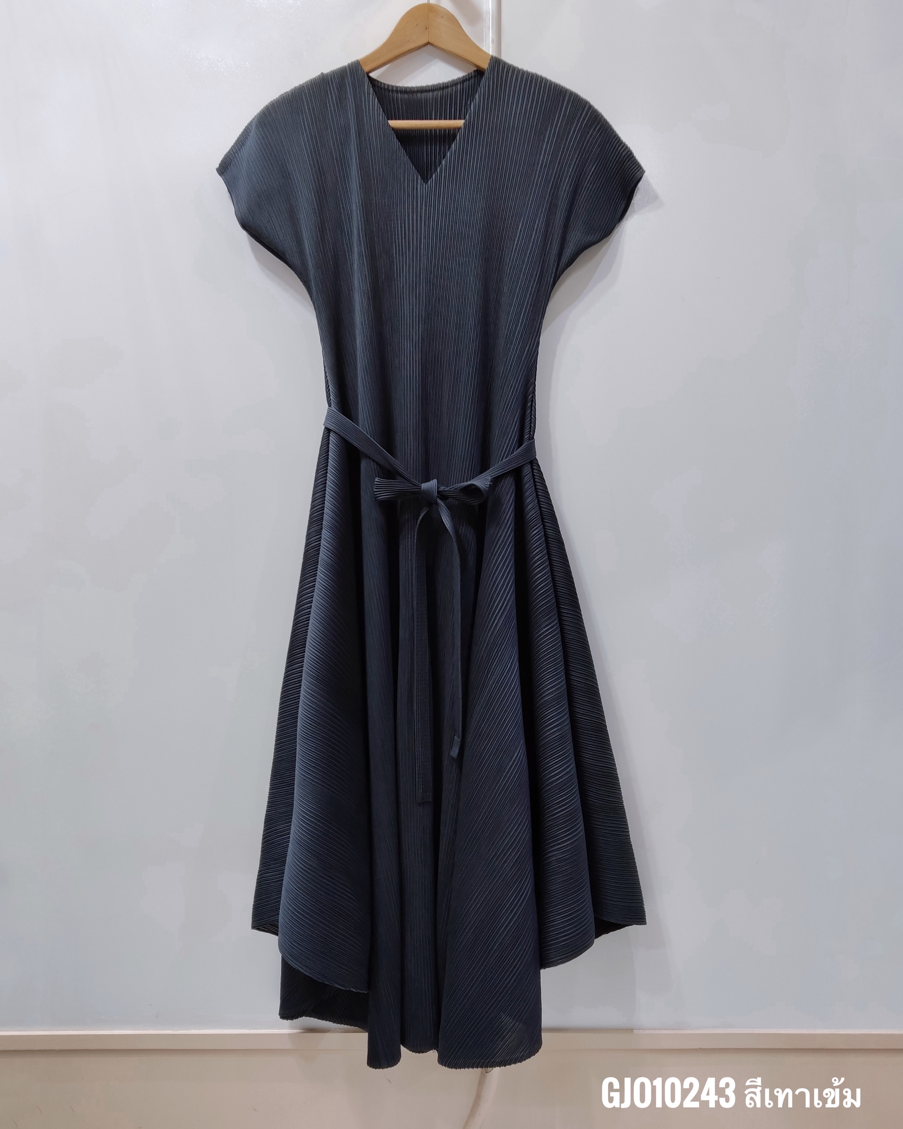 2MUAY รุ่น GJO10243 เดรสอัดพลีท V NECK VOLUME PLEATED DRESS 3 สี FREE SIZE