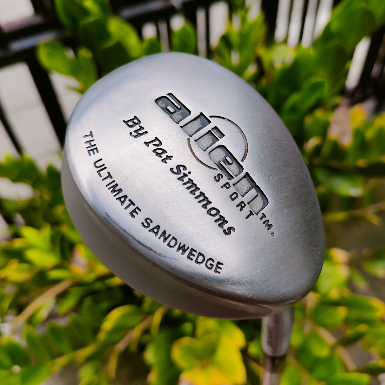 WEDGE ระเบิดทรายโดยเฉพาะ ALIEN SPORT ออกแบบพิเศษ ทั้ง BOUNCE ที่เข้าทรายได้ดี SOLE หนา หน้าใบพิเศษ ชิพง่าย ตีขึ้นทรายได้อย่างสบายๆค่ะ ไม้กอล์ฟพรีเมี่ยมมือสอง ของแท้ By NakaraLuxurious