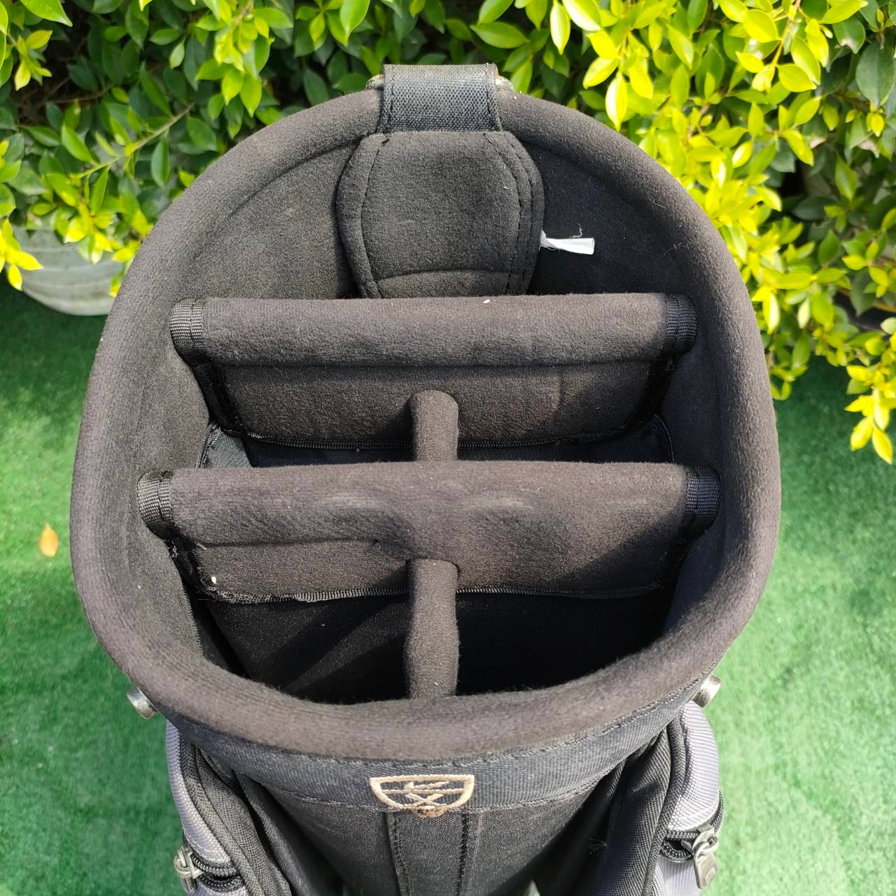 ถุงกอล์ฟ NIKE มือสอง ถุงกอล์ฟ มีสีซีด นิดหน่อย นอกนั้นสภาพสมบูรณ์พร้อมใช้ครับ