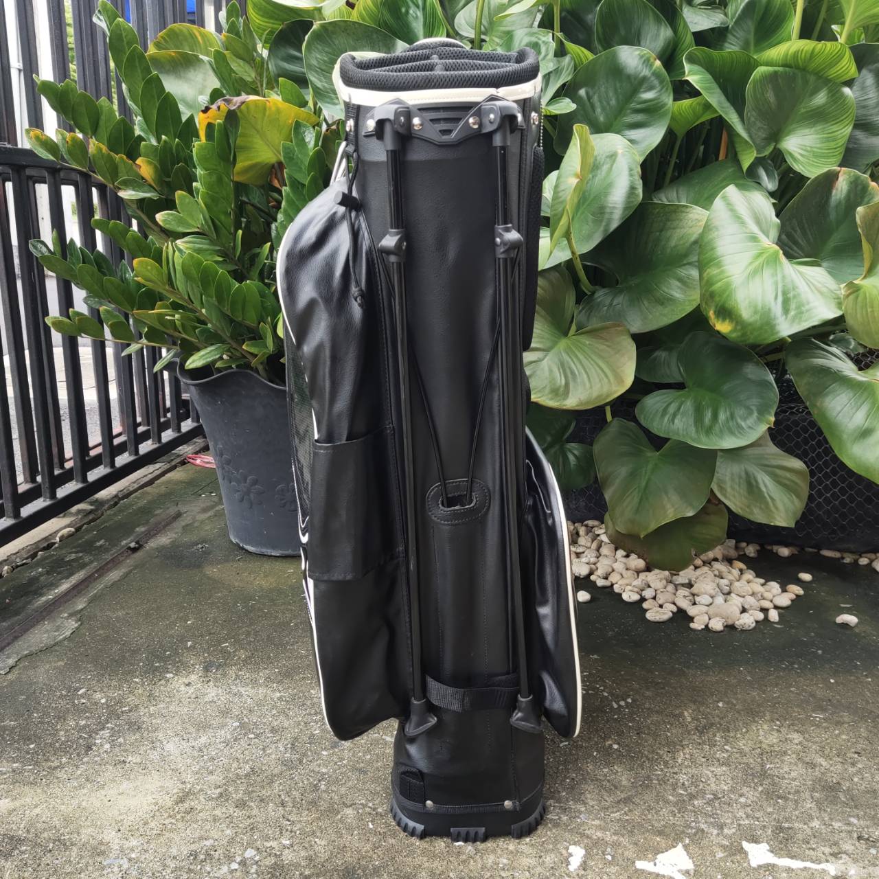 ถุงกอล์ฟ KATANA มือสอง หนังสวยมาก สุดพรีเมี่ยม เป็นถุงแบบขาตั้งอย่างดี
