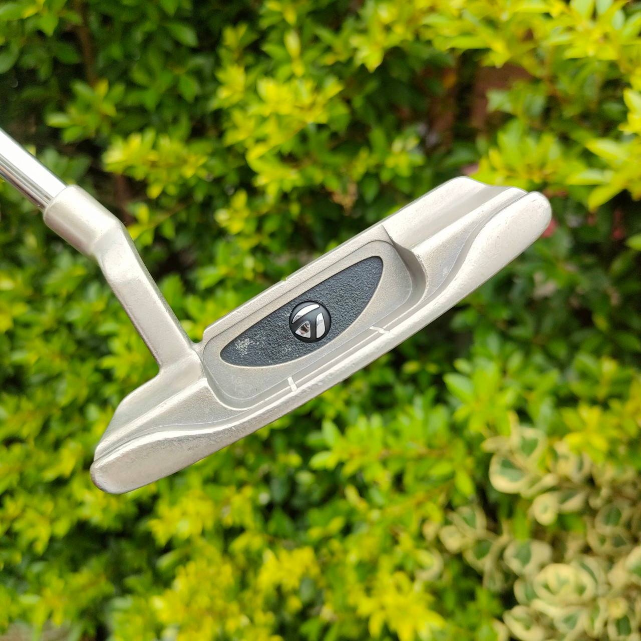 PUTTER TAYLORMADE TPi-21 ความยาว 34 นิ้ว ก้าน TAYLORMADE TPi วัสดุสุดพรีเมี่ยม เนื้อเหล็กสวย!! หน้าอินเซิร์ทพิเศษทั้งนุ่ม และลอยขลุขละจะช่วยในการหมุน!!! ไม้กอล์ฟมือสอง ของแท้ BY NakaraLuxurious