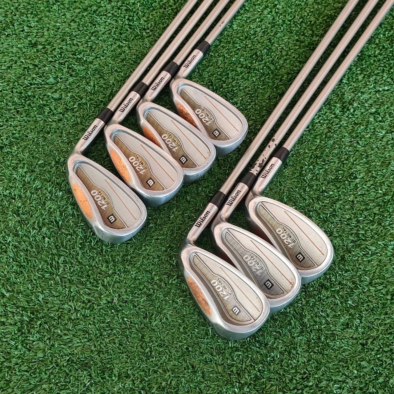 ** ไม้กอล์ฟสำหรับผู้หญิง ** ชุดเหล็ก WILSON 1200 BIMETAL มีเหล็ก 4-9 เเละ PW ก้าน WILSON 1200 FLEX L เหล็กใบใหญ่ตีง่าย มีการถ่วงทังสเตนด้านหลัง ใช้วัสดุแพงมาก ไม้กอล์ฟมือสอง ของแท้ BY NakaraLuxurious