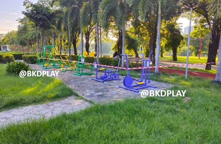 เครื่องออกกำลังกาย กลางแจ้ง ชุดอุปกรณ์ บริหารแขน หัวไหล่ หน้าอก แบบถ่าง-หุบ ยกตัว ลานกีฬา อเนกประสงค์ สนามกีฬา ผลิตในไทย สั่งทำตามสีที่ต้องการได้