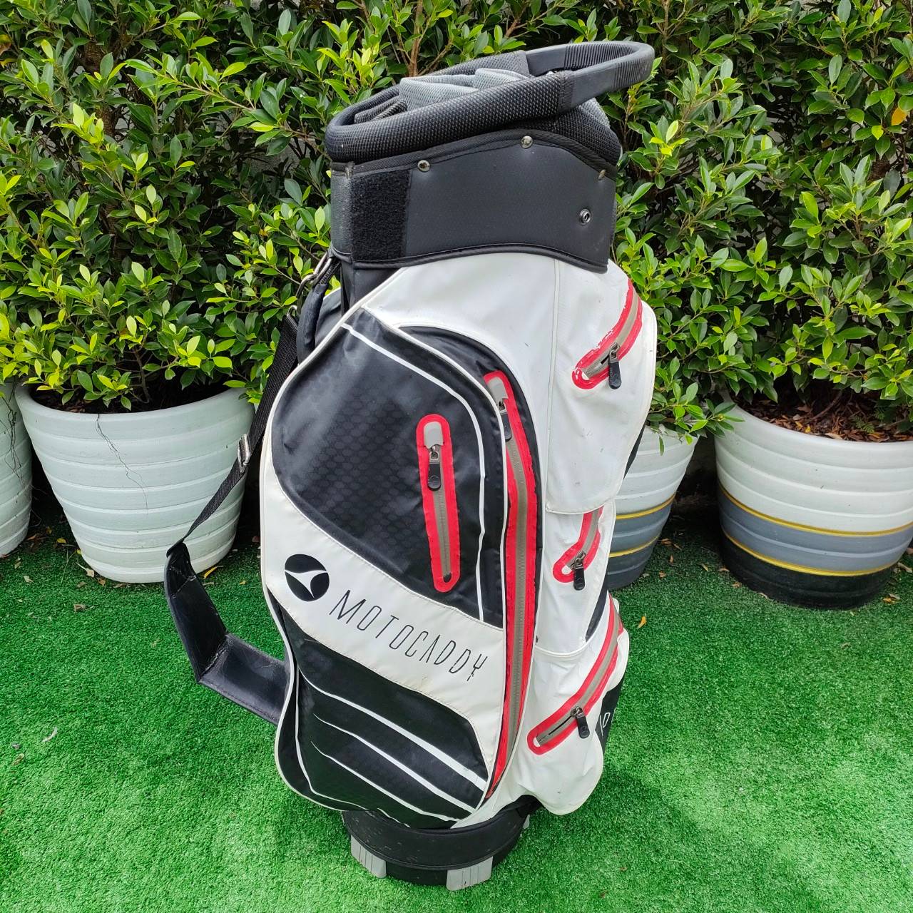 ถุงกอล์ฟมือสอง MOTOCADDY ดีไซน์ออกแบบเท่มากครับ ใส่ไม้แบบ 14 ช่อง สภาพสวยเลย กำลังดังที่ประเทศอังกฤษเลยครับ