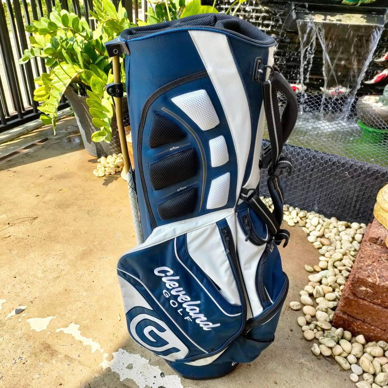 COVER หาย มี COVER แทนให้ ถุงกอล์ฟ CLEVELAND GOLF มือสอง เป็นถุงขาตั้ง ถุงสวยมากๆ สภาพงาม ที่ขาตั้งยังไม่ได้แกะพลาสติกเลย เป็นถุงรุ่น RTG 588 สุดเท่ ห้ามพลาด ของใหม่ราคาแพงมากๆ ไม้กอล์ฟพรีเมี่ยมมือสอง By NakaraLuxurious