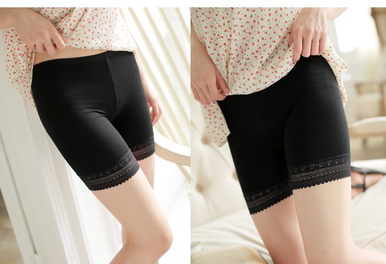 กางเกงซับในขาสั้น ลายดอกไม้ที่ขอบ ผ้าไหมลื่นๆ เหมือนแบบ สีดำ ไซส์ M