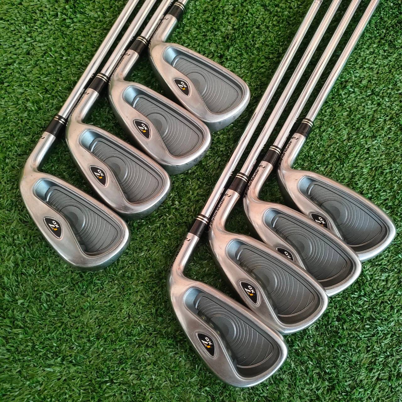 ชุดเหล็ก TAYLORMADE r7 XD มีเหล็ก 3-9 เเละ PW ก้าน TAYLORMADE FLEX R รุ่น XD เป็นรุ่นหน้าเด้งนะครับ ที่หน้าไม้จะมีแผ่นไทเทเนียมอีก 1 ชั้นครับ สังเกตที่รูปหน้าไม้ จะมีขอบแผ่นอยู่ครับ ทำให้ชุดนี้ทั้งตีง่ายและตีไกลแบบจัดๆ ไม่ต้องส่งมาก็สามารถตีได้ดีครับ