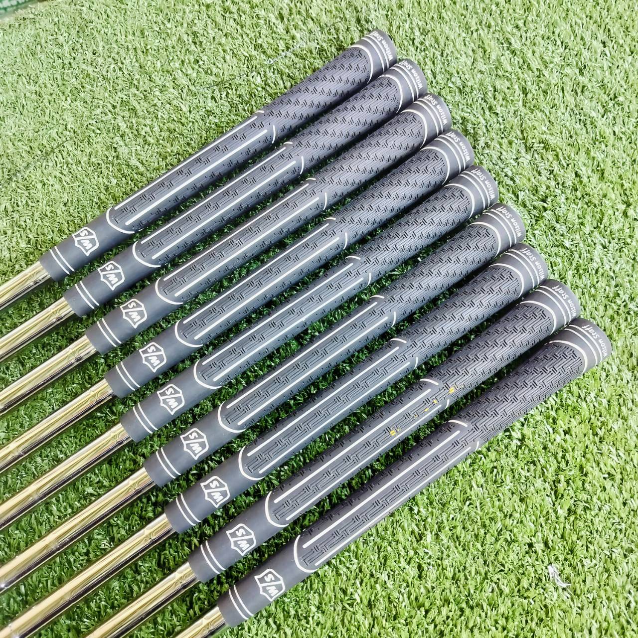 ลดล้างสต๊อค!!! ** มีตำหนิเพลทหลังหลุด ** ชุดเหล็ก WILSON STAFF BLACK รุ่นนี้เป็นรุ่น STAFF ที่ทางวิลซันทำออกมา ไม้กอล์ฟพรีเมี่ยมมือสอง ของแท้ By NakaraLuxurious