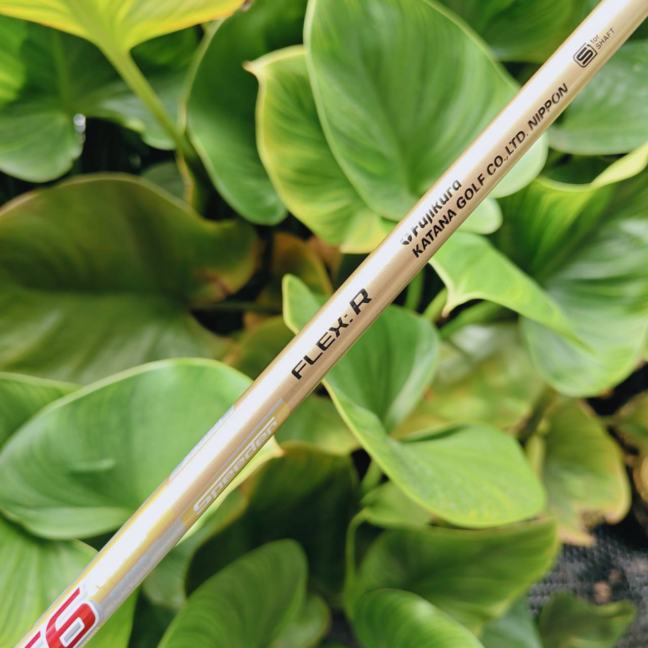 U4 SWORD SNIPER GOLD มี หมุดน้ำหนัก 2 จุด ช่วยบาลานซ์จุดศูนย์ถ่วง เพิ่มความมั่นคงและความแม่นยำ