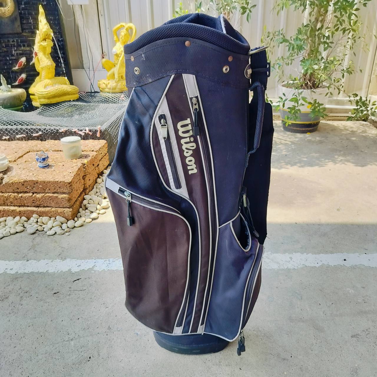 *** มีตำหนิ *** ถุงกอล์ฟ WILSON มีตำหนิ COVER ขาด และตรงกระเป๋ามีรอยขาด วัสดุเป็นผ้าร่มเย็บได้สบาย สภาพโดยรวมยังใช้งานได้ดี