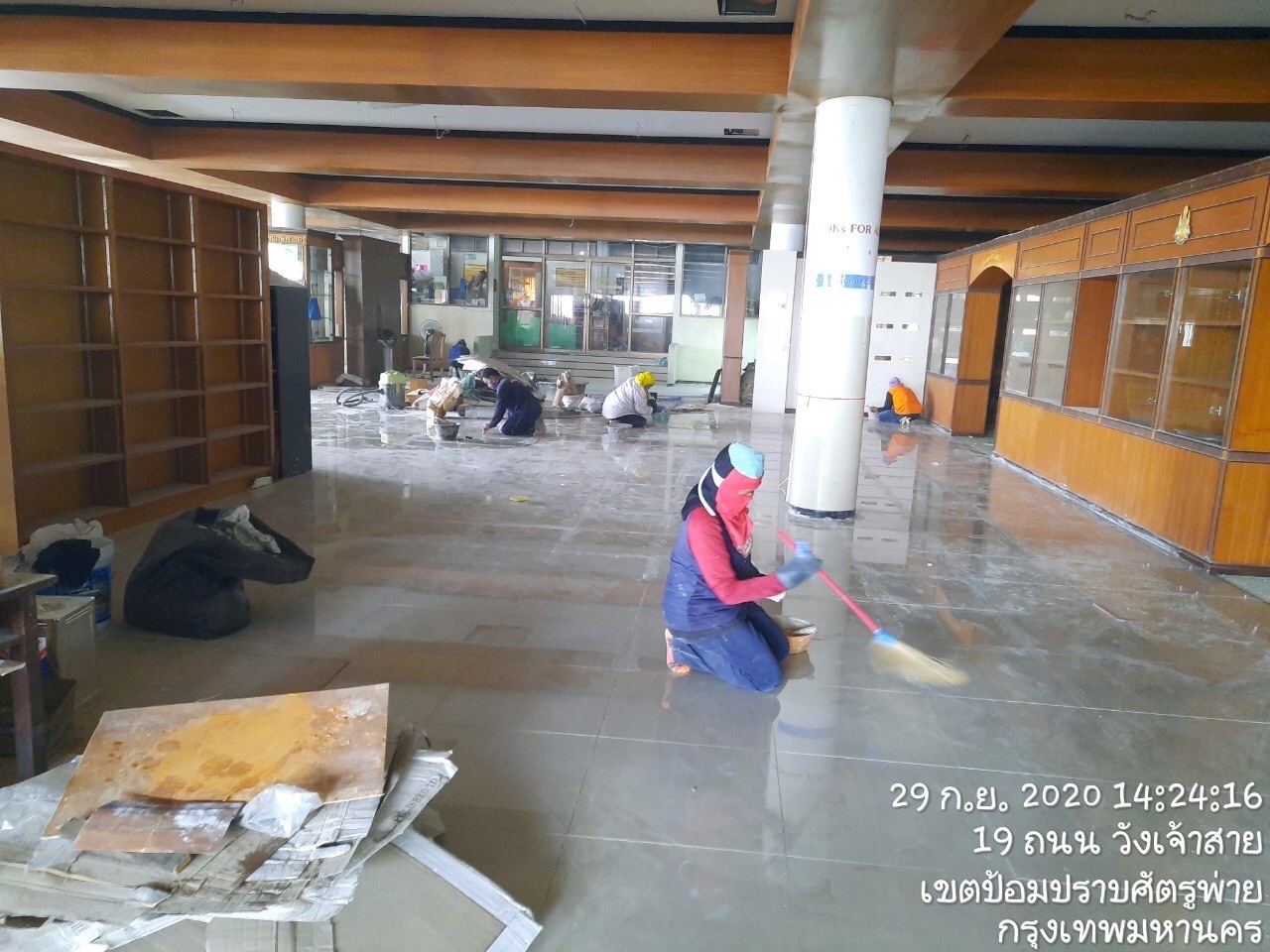 รร.สายปัญญา ปูกระเบื้องพื้น&ติดตั้งกระดานถนอมสายตา