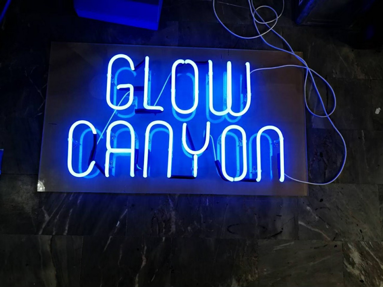 ป้ายไฟนีออน LED อะคริลิคใสรองหลัง