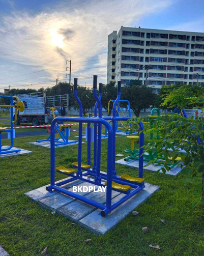 เครื่องออกกำลังกายกลางแจ้งผู้ใหญ่,บริหารขา สะโพก หัวไหล่ แบบโยก เดินสลับ เท้าคู่ ,ลานกีฬาอเนกประสงค์ ,สวนสาธารณะ ,เทศบาล ,หมู่บ้าน ,ผลิตในไทย ,สั่งทำตามสีที่ต้องการได้ ขนาด 100x130x160 ซม.