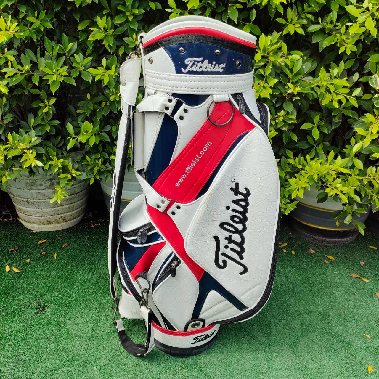 ถุงกอล์ฟ TITLEIST มือสอง สวยมาก ** มีตำหนิ มีรอย ตรง COVER เเละ สายสะพาย มีรูปให้ชมท้ายสุดค่ะ *** นอกนั้นสวยมากๆ เป็นถุงที่สวยสะดุดตาค่ะ