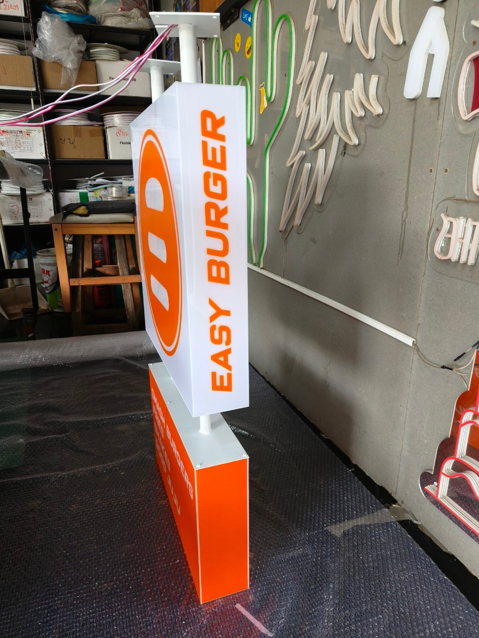 ป้ายกล่องไฟออกรอบตัว