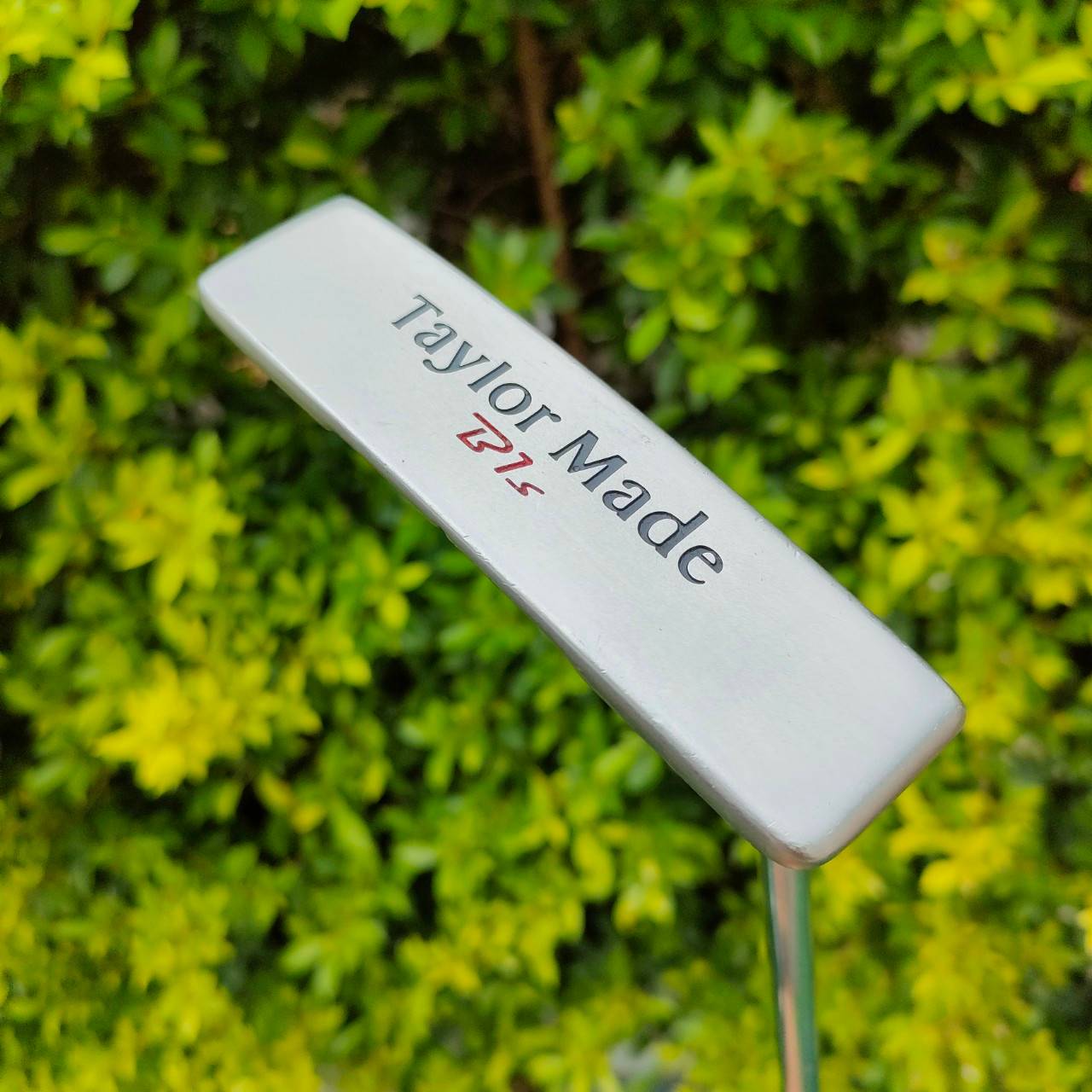 PUTTER TAYLORMADE B1S NUBBINS ความยาว 34 นิ้ว ตัวนี้ดังที่สุด!!! หน้าสัมผัสเป็นยางพิเศษ อินเซิร์ทพิเศษ ที่ทั้งนุ่มและปุ่มๆที่ช่วยให้ลูกหมุนออกจากหน้าไม้ได้เร็วขึ้นทำให้เกาะไลน์แบบสุด!! สภาพสวยเดิม!!! ไม้กอล์ฟมือสอง ของแท้ BY NakaraLuxurious