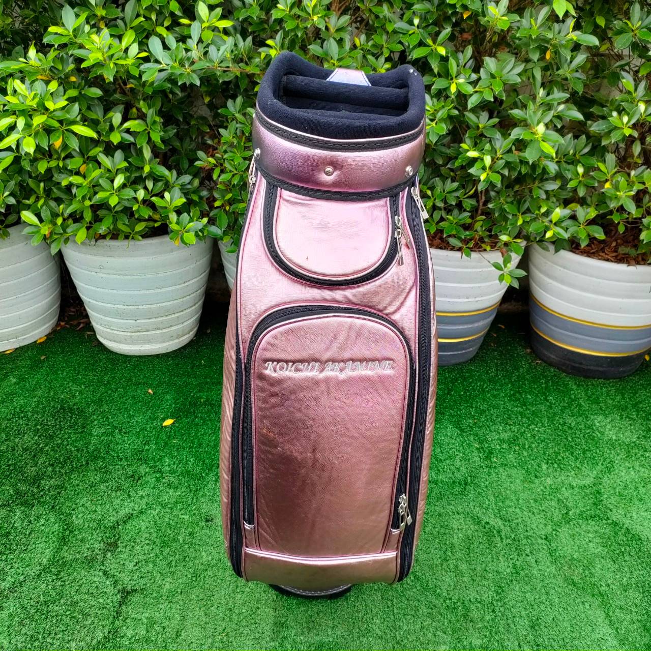 ถุงกอล์ฟ KOICHI AKAMINE มือสอง ถุงสวยมาก วัสดุดีมาก นุ่ม ใบใหญ่ ใส่ไม้ได้ครบเลยครับ
