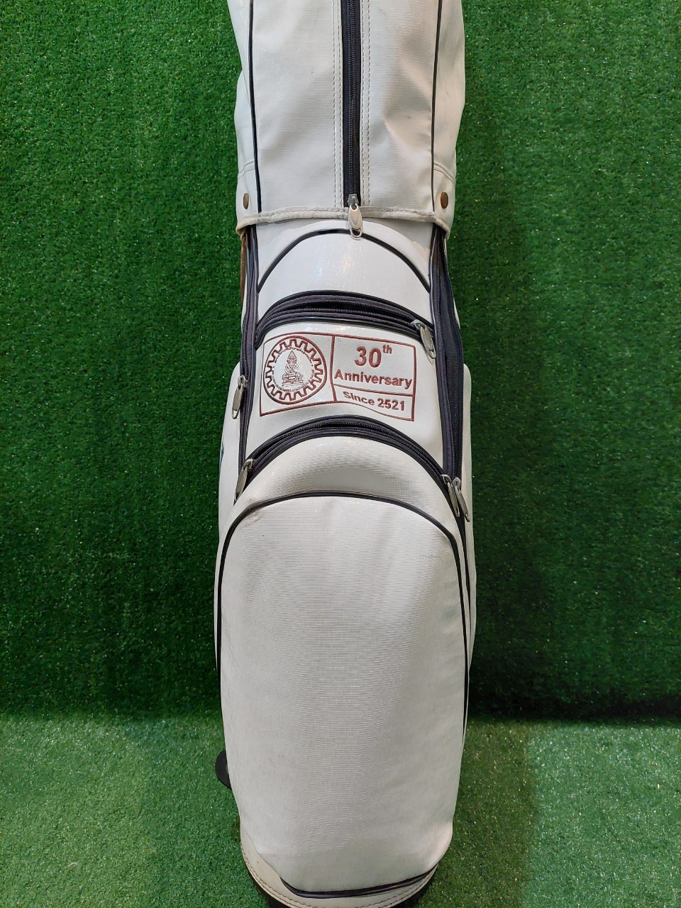 ถุงกอล์ฟสีขาว ติดอาร์ม วิสวะ สวยเดิมๆทั้งถุงครับ เท่มาก