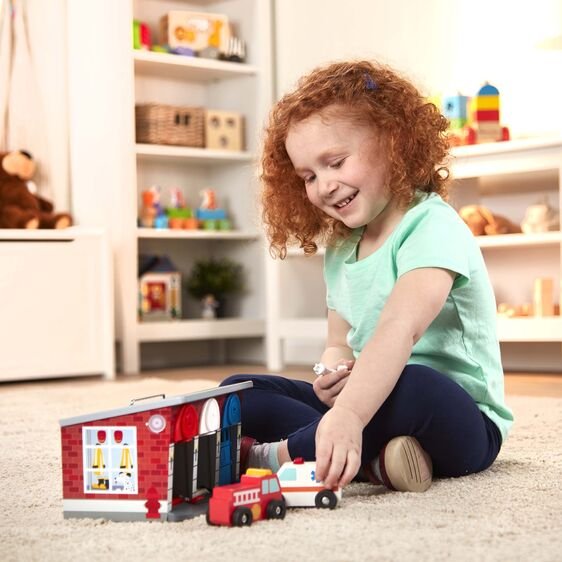 ชุดเล่นรถกู้ชีพ พร้อมโรงจอดรถ Melissa & Doug Keys & Cars Rescue Garage (Lock & Roll Fire Truck) รุ่น4607 ของเล่นเสริมพัฒนาการเด็ก