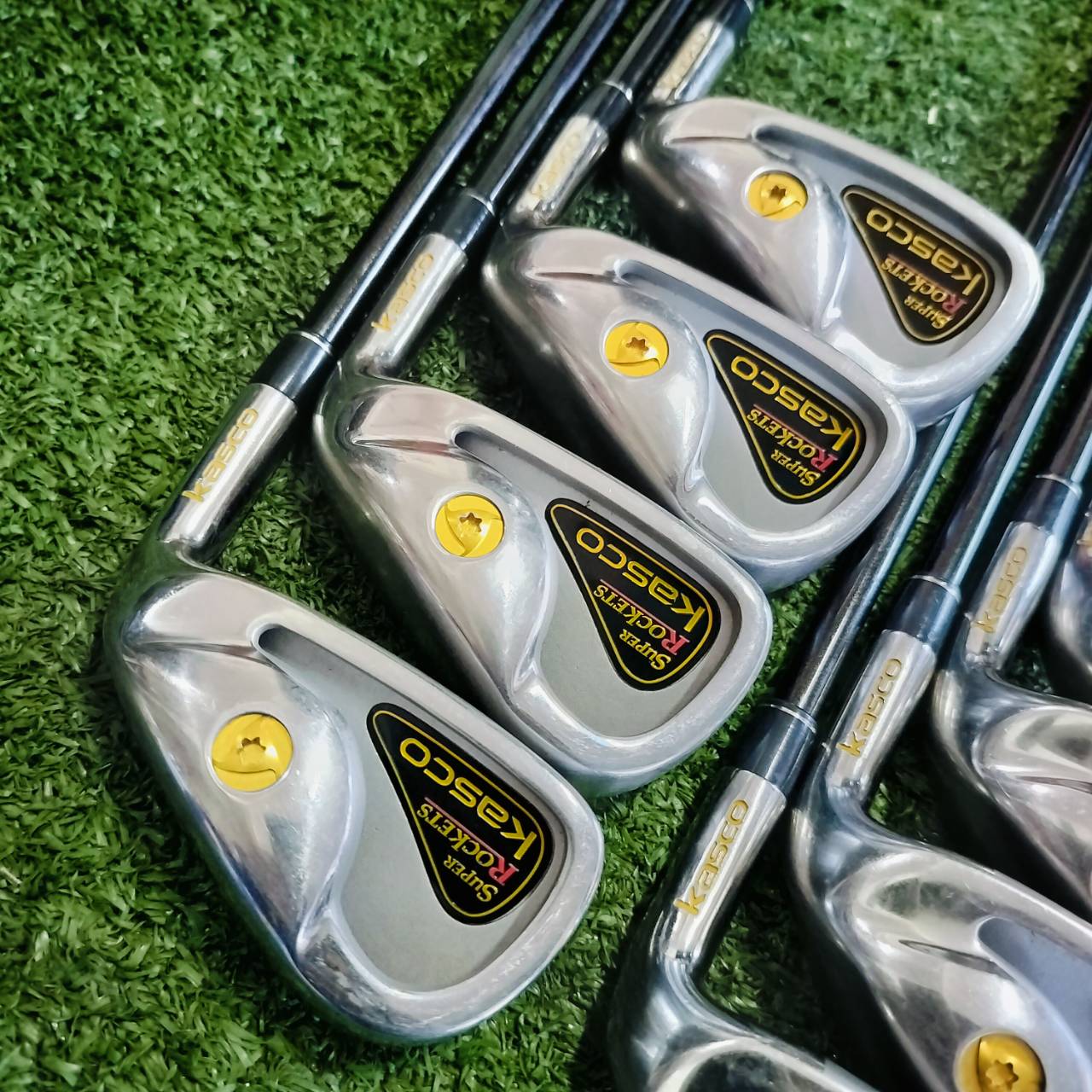 ชุดเหล็ก KASCO SUPER ROKETS มีเหล็ก 5-9 เเละ PW AW SW ก้าน SUPER ROCKETS FLEX R ก้านเบาแค่ 57 กรัม ในชุดเหล็กถือว่าเบามาก ไม้กอล์ฟพรีเมี่ยมมือสอง ของแท้ By NakaraLuxurious
