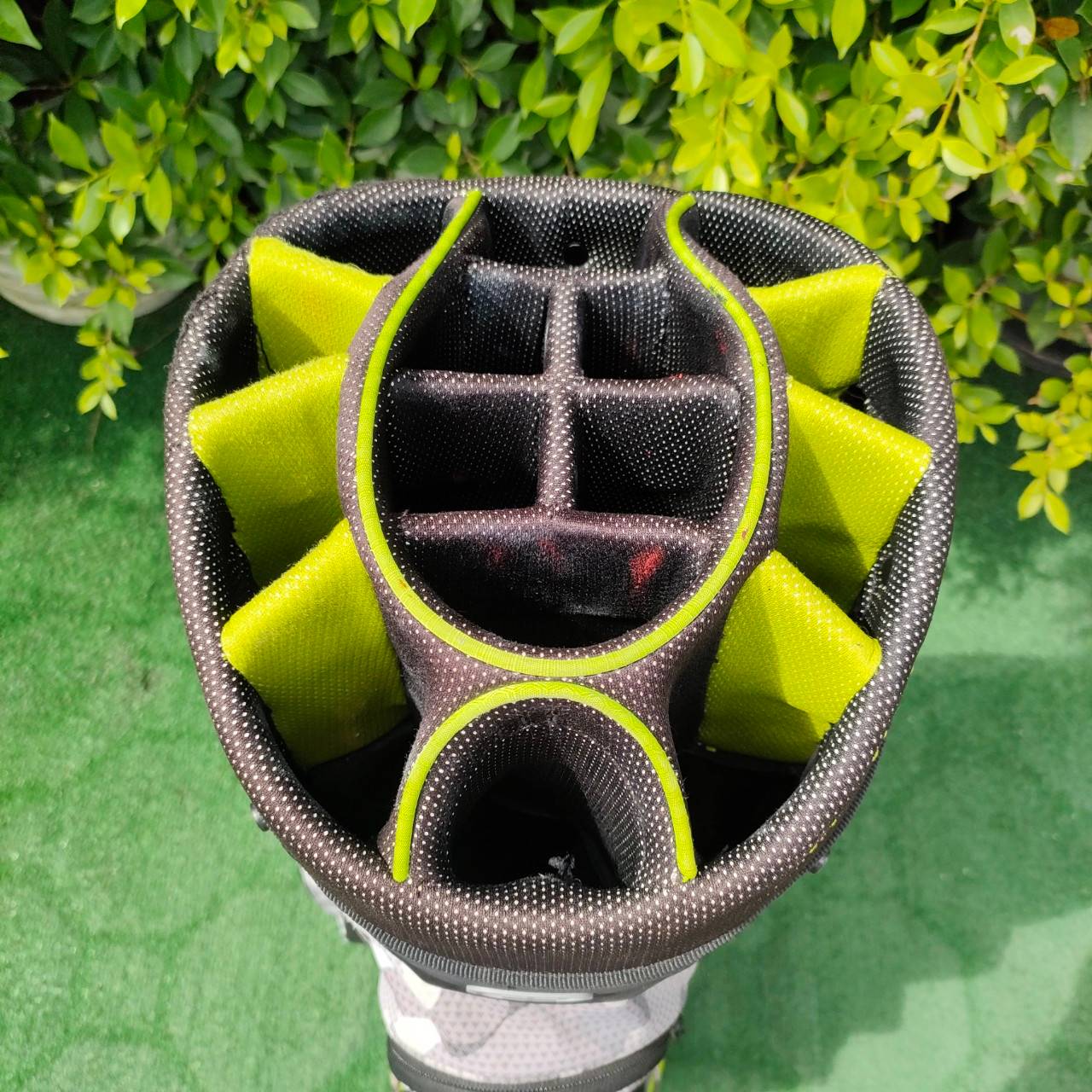 ถุงกอล์ฟ OGIO มือสอง สวยมาก เป็นแบบ 14 ช่องด้วยสุดจริง!!! ทั้งเบา กันน้ำ แข็งแรงมาก ** มีเเป๊ก หลุด1 จุด สามารถไปร้านซ่อมง่ายมาก **