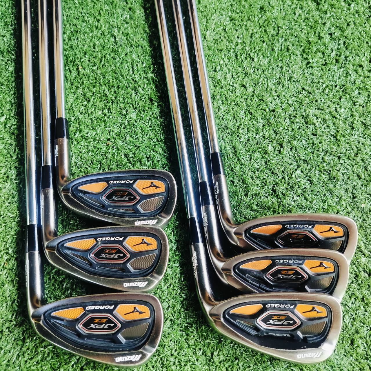 ชุดเหล็ก MIZUNO JPX EZ FORGED “ตีง่ายที่สุด” GRAIN FLOW FORGED ร่องด้านหลังใบเหล็ก ลงไปลึกสุด ทำให้ขยาย sweet spot ได้มากขึ้น และด้านหลังใบเหล็ก ออกแบบพิเศษเพื่อให้ความรู้สึกนุ่มนวล ไม้กอล์ฟพรีเมี่ยมมือสอง ของแท้ By NakaraLuxurious
