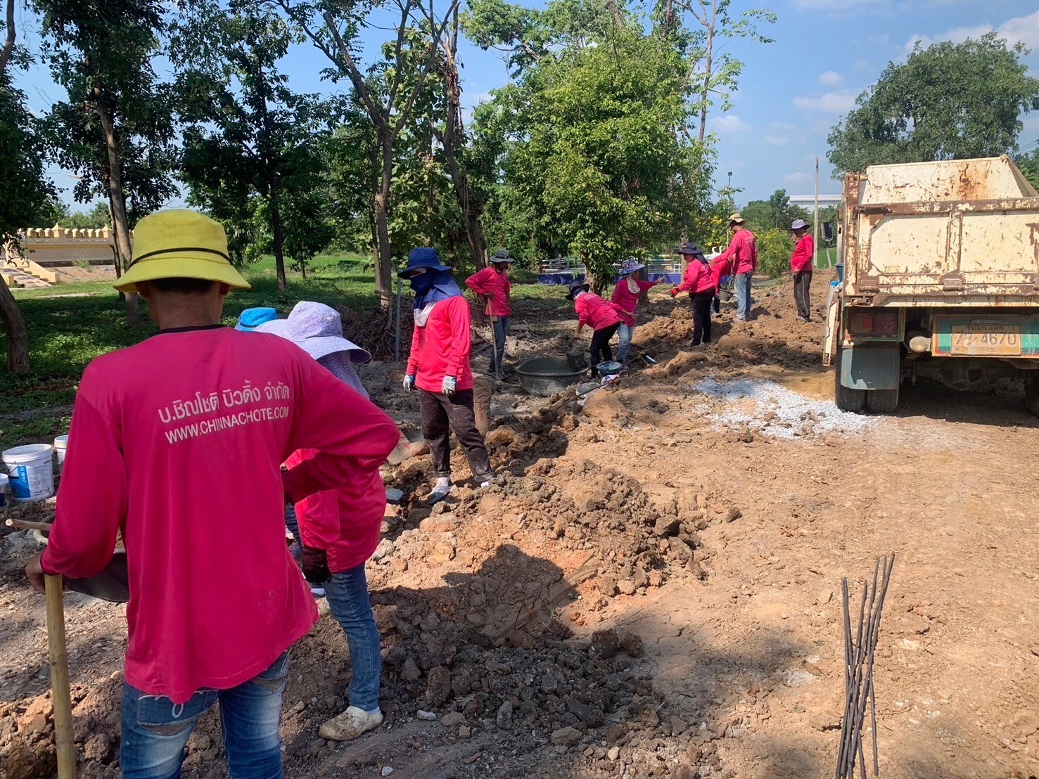 สร้างกำแพงวัดดงกะเชา จ.สุพรรณบุรี