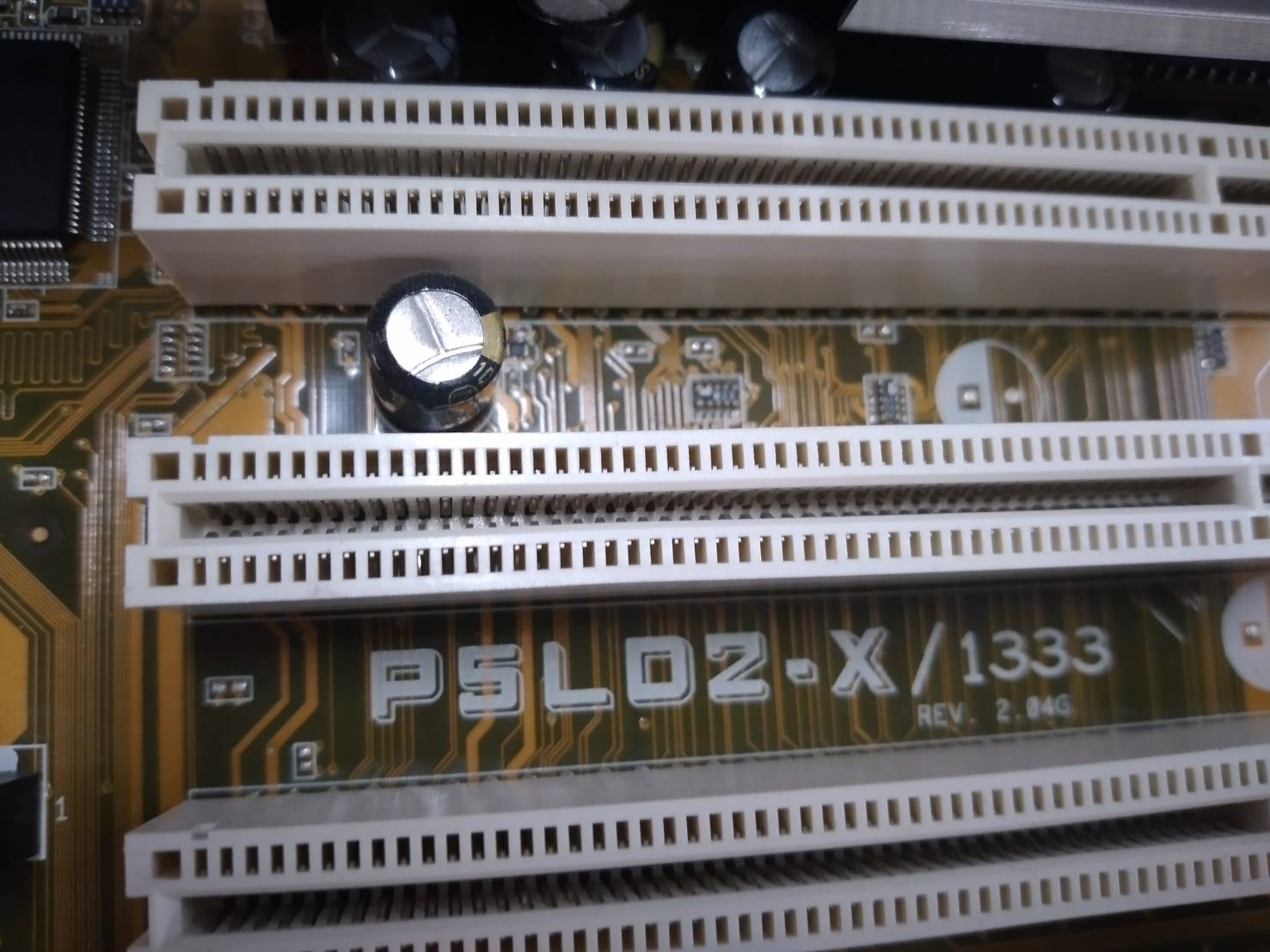 P5LD2-X/1333 มาพร้อม CPU E7400 ฝาหลัง ฮิตซิ้ง และการ์ดจอ 256 MB